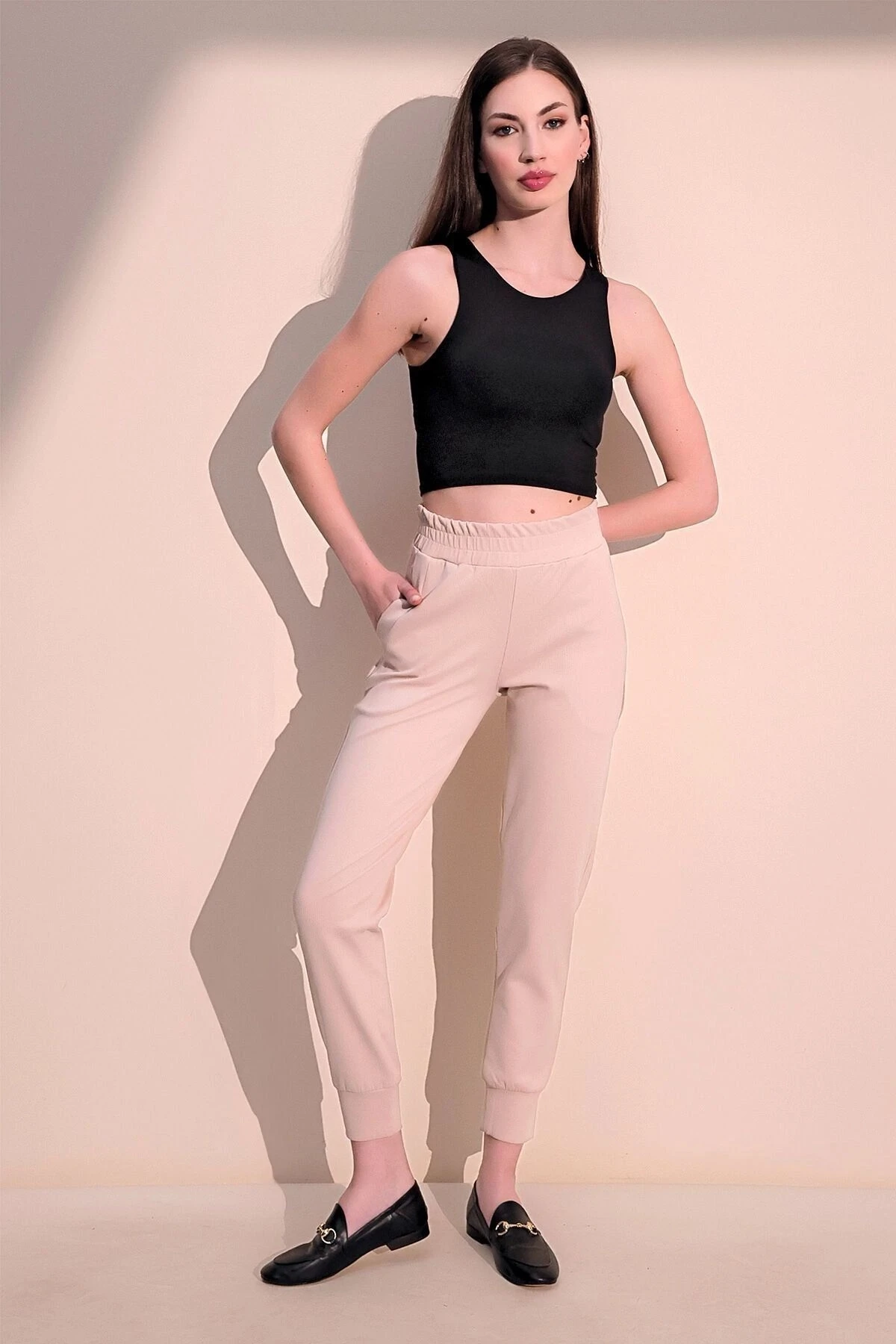 Kadın Bej Rahat Dokulu Kumaş Cepli Beli Lastikli Paça Jogger Spor Pantolon