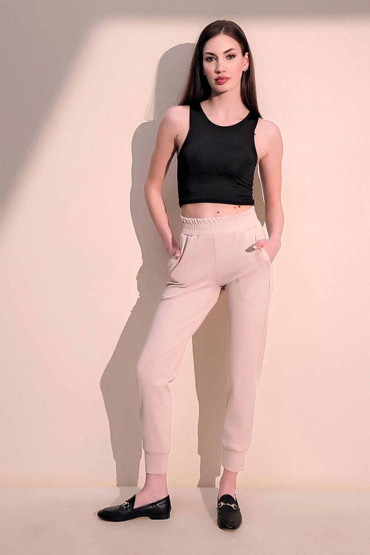 Kadın Bej Rahat Dokulu Kumaş Cepli Beli Lastikli Paça Jogger Spor Pantolon