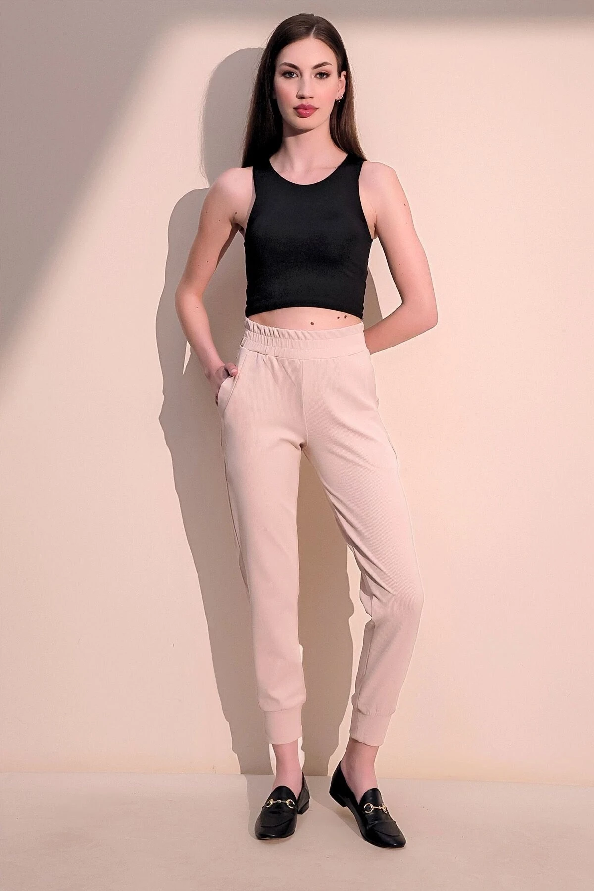 Kadın Bej Rahat Dokulu Kumaş Cepli Beli Lastikli Paça Jogger Spor Pantolon