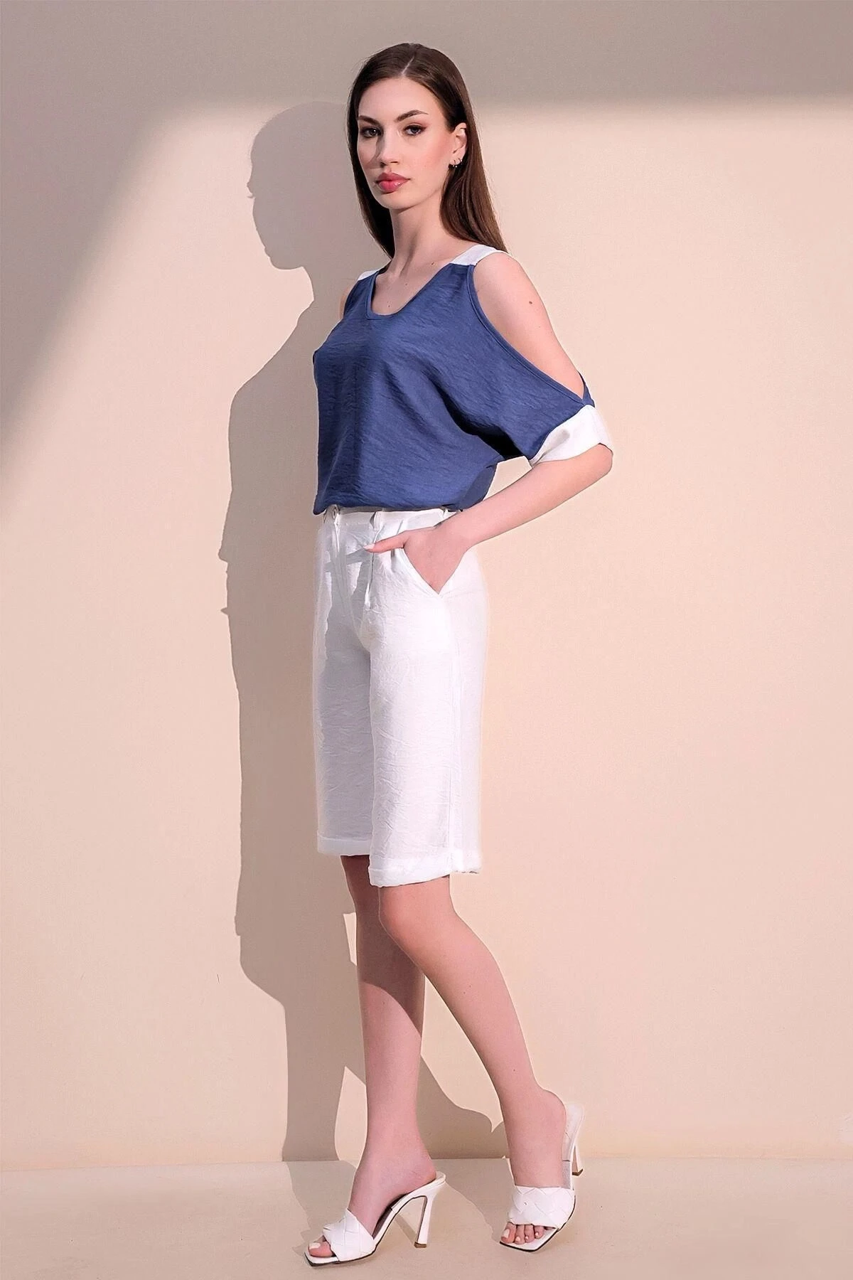 Kadın Ekru & Beyaz Kaliteli Cepli Duble Paça Keten Bermuda Şort