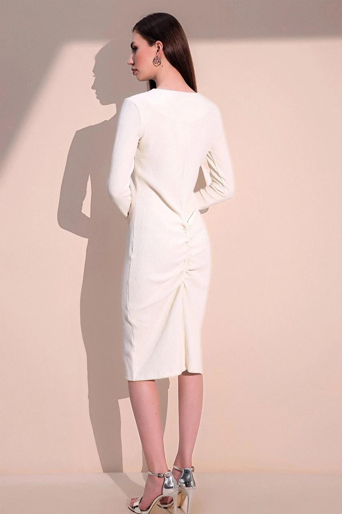 Kadın Ekru & Beyaz Uzun Kol Kaliteli Kendinden Dokulu Kumaş Arkası Büzgülü Diz Altı Elbise