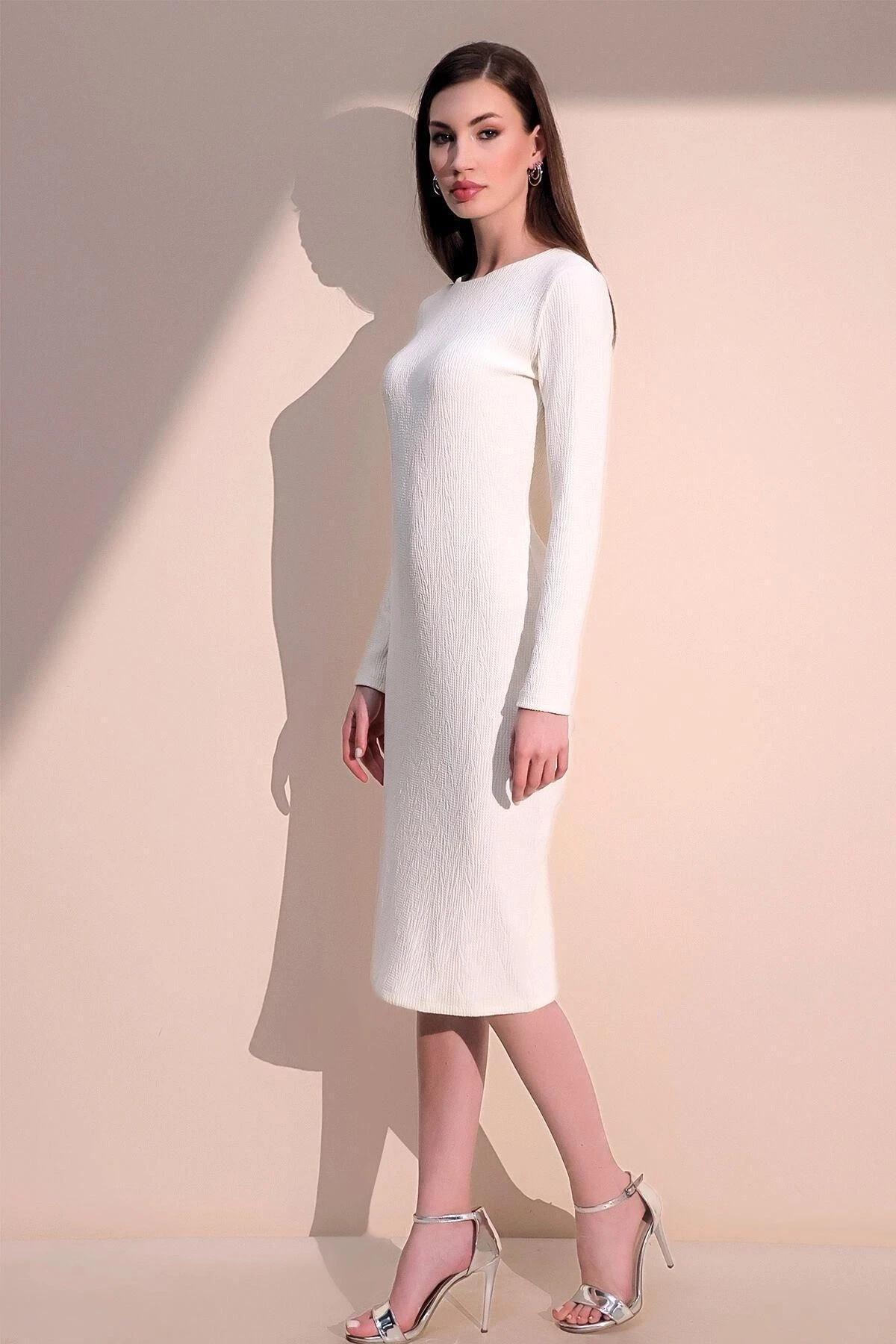 Kadın Ekru & Beyaz Uzun Kol Kaliteli Kendinden Dokulu Kumaş Arkası Büzgülü Diz Altı Elbise