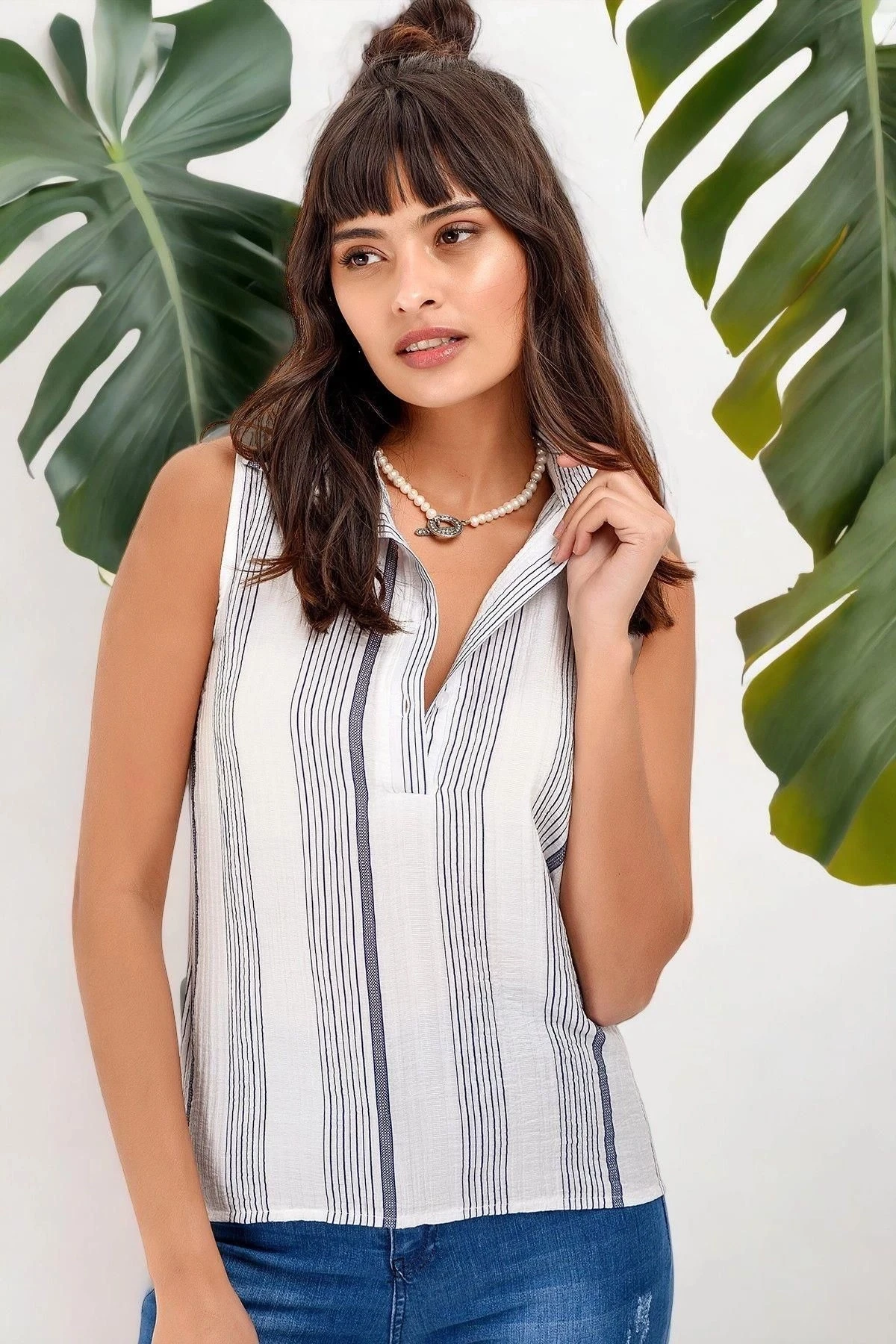 Kadın Ekru Çizgili Regular Kesim Sıfır Kol Standart Boy Polo Yaka Bluz