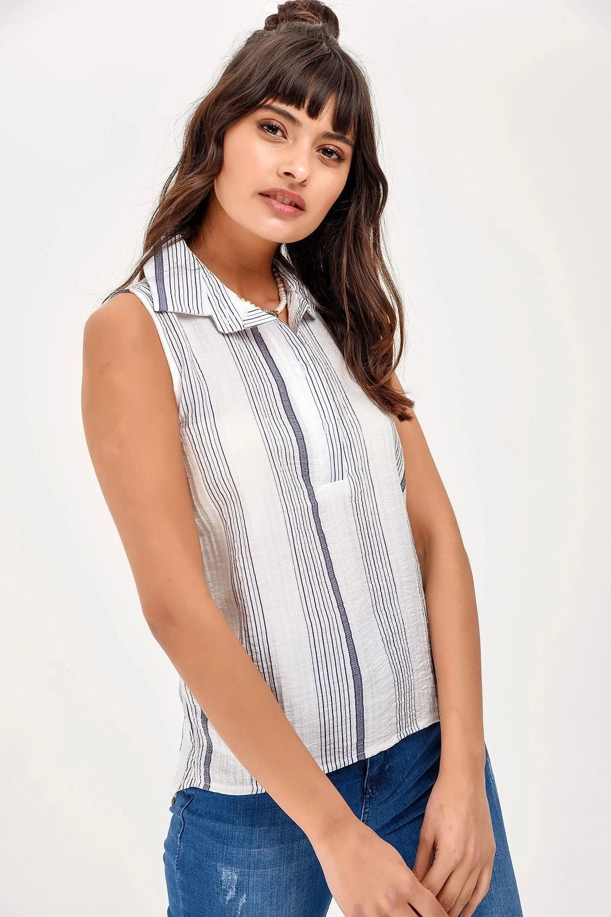 Kadın Ekru Çizgili Regular Kesim Sıfır Kol Standart Boy Polo Yaka Bluz