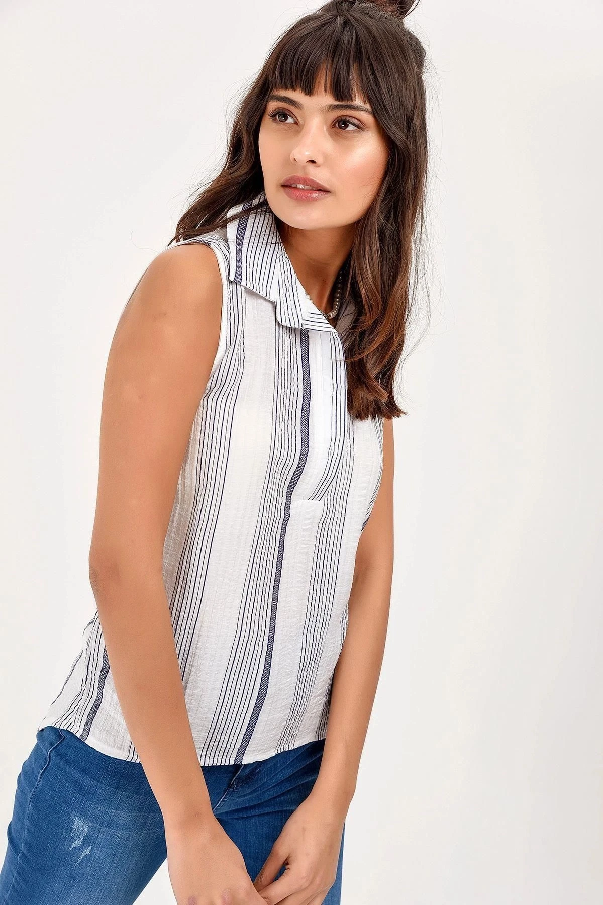 Kadın Ekru Çizgili Regular Kesim Sıfır Kol Standart Boy Polo Yaka Bluz