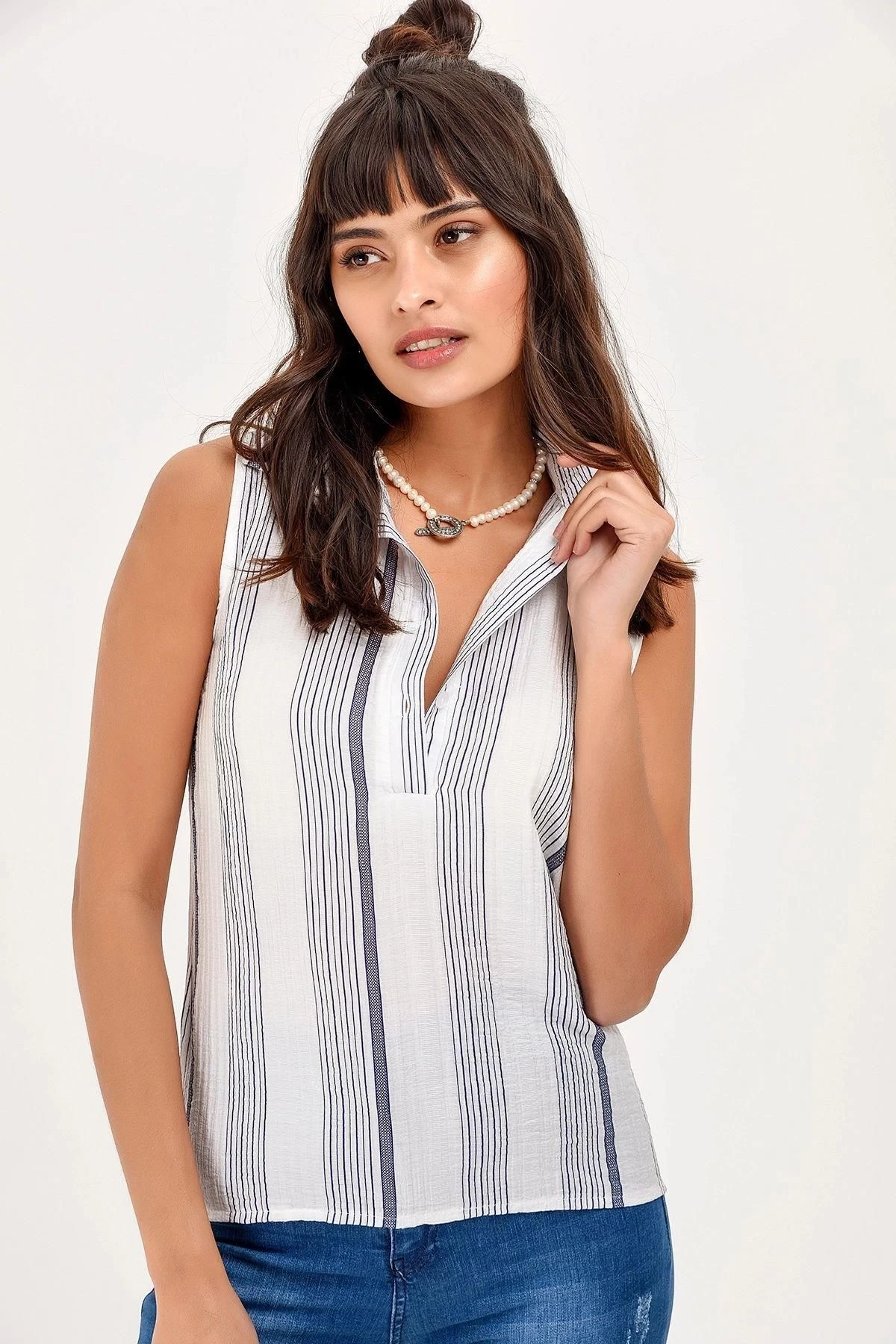 Kadın Ekru Çizgili Regular Kesim Sıfır Kol Standart Boy Polo Yaka Bluz