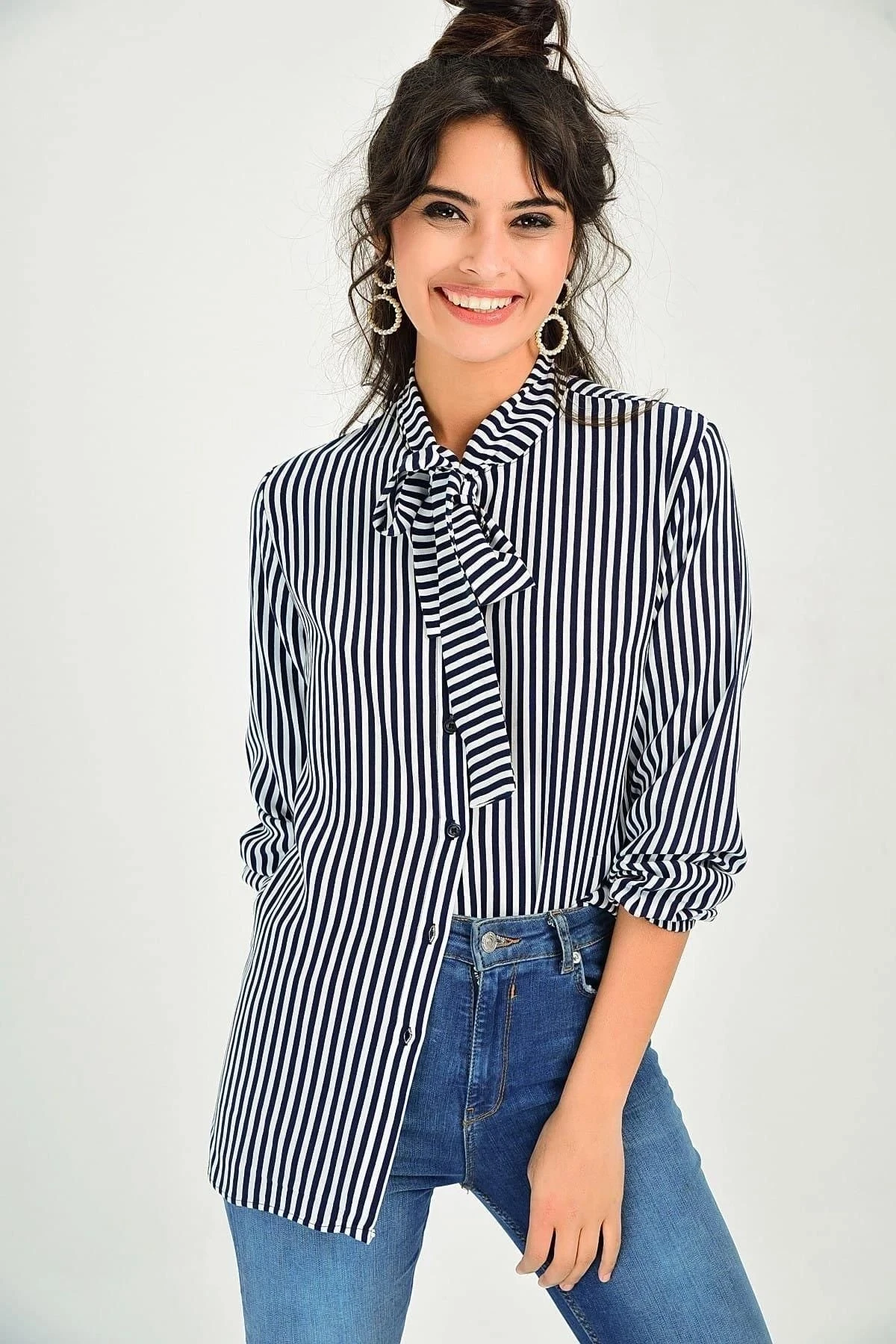 Kadın Ekru Çizgili ve Fular Detaylı Uzun Kol Yumuşak Dokulu Gömlek