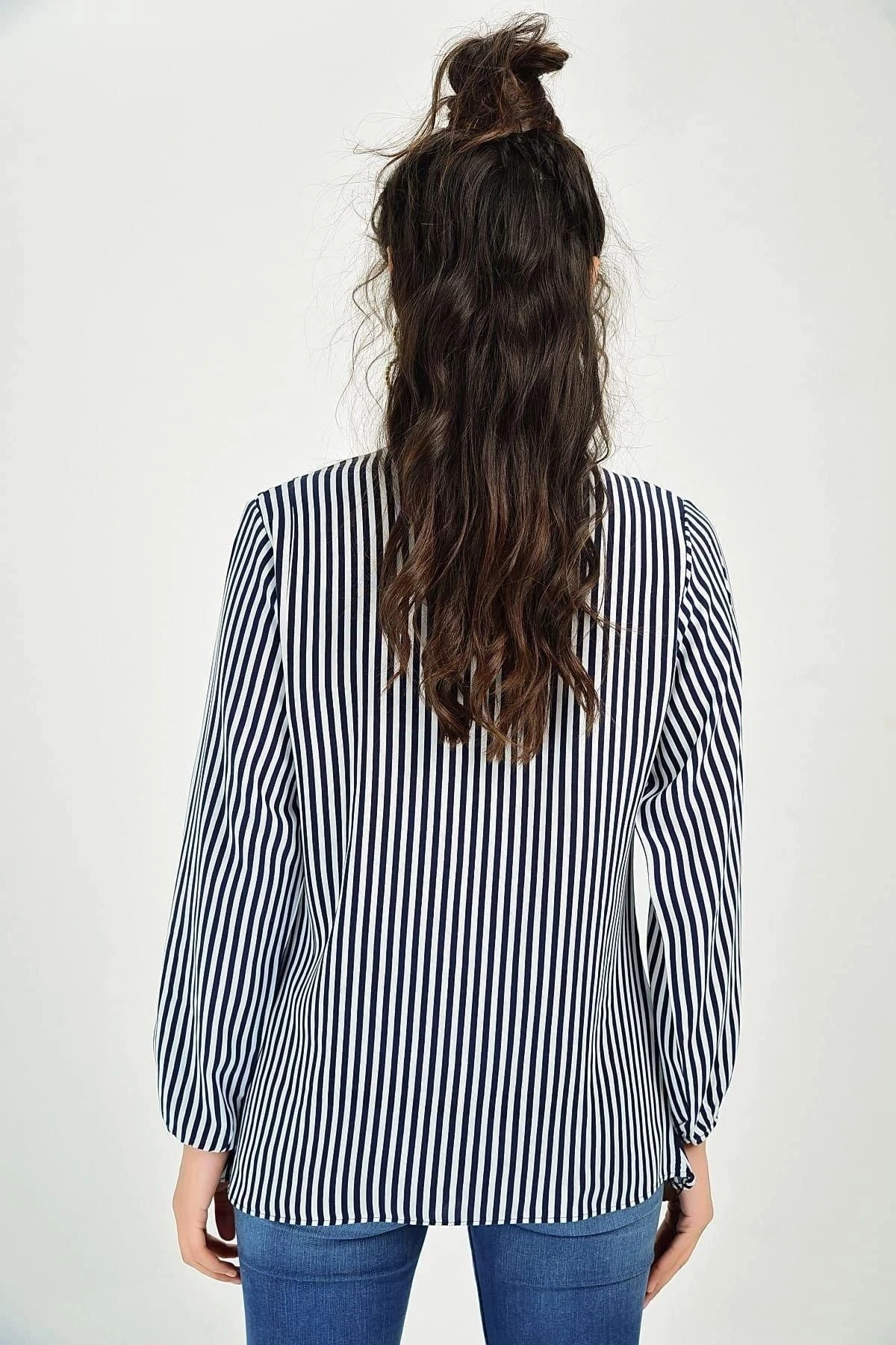 Kadın Ekru Çizgili ve Fular Detaylı Uzun Kol Yumuşak Dokulu Gömlek