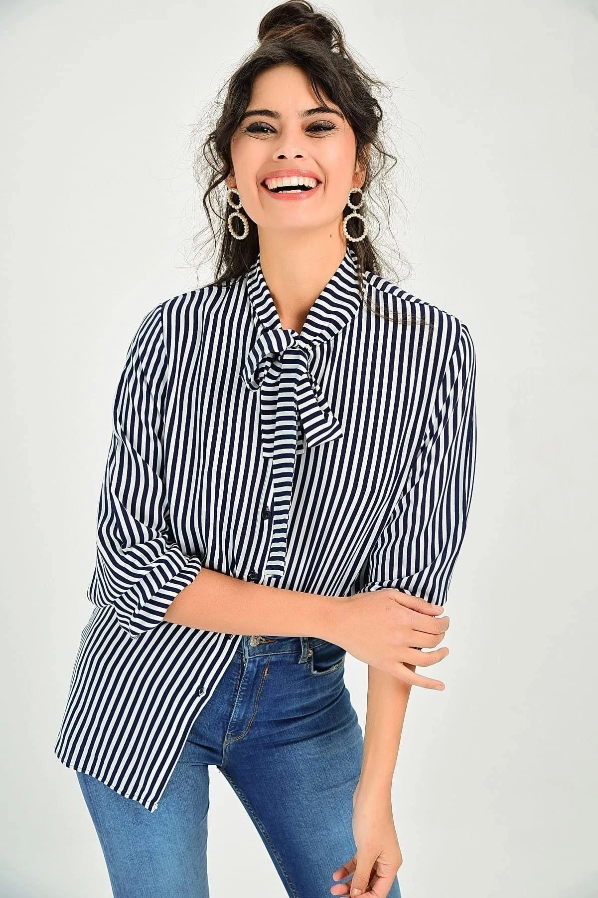 Kadın Ekru Çizgili ve Fular Detaylı Uzun Kol Yumuşak Dokulu Gömlek
