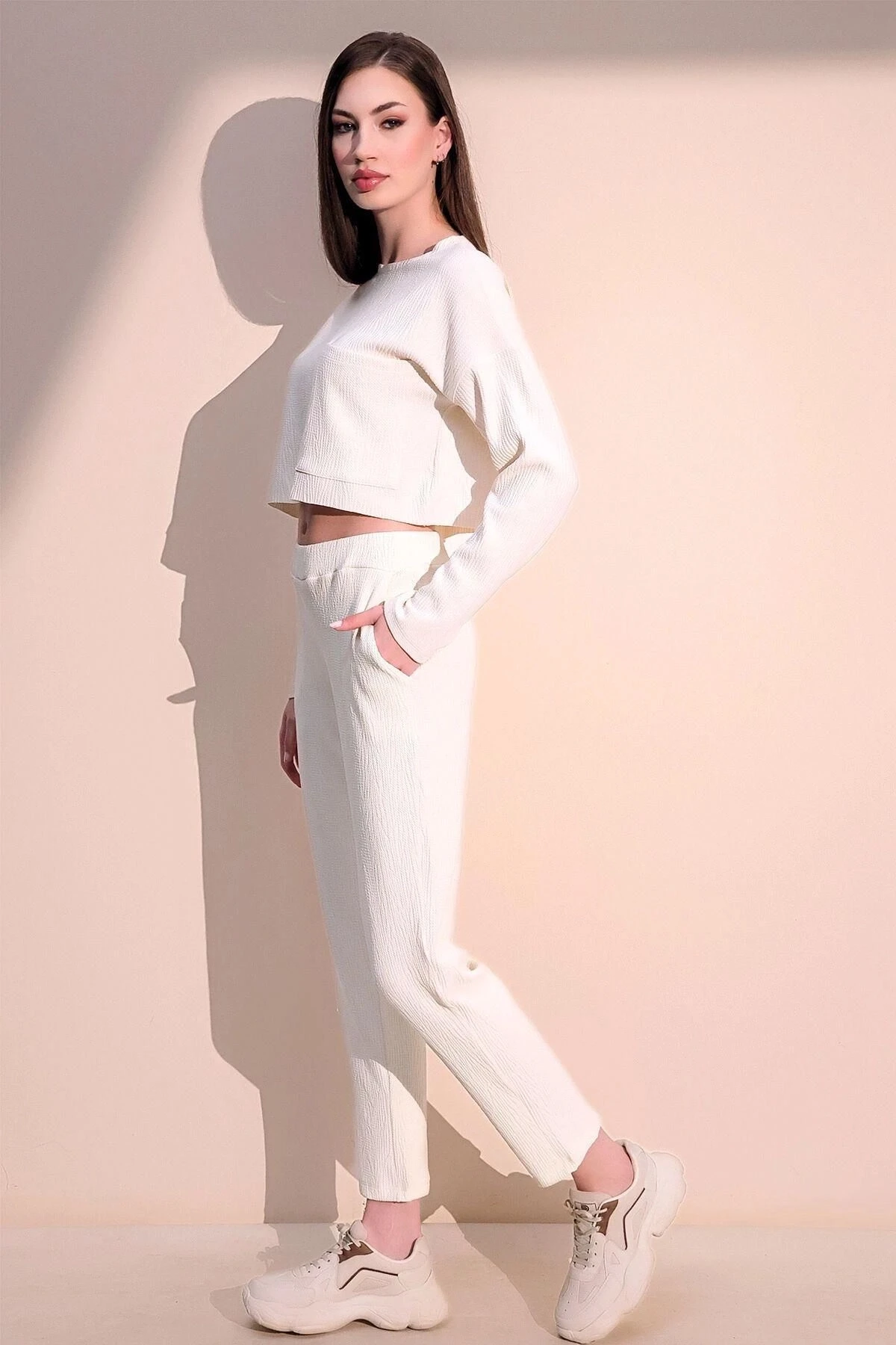 Kadın Ekru Modern Tarz Yumuşak Dokulu Beli Lastikli Cepli Pantolon