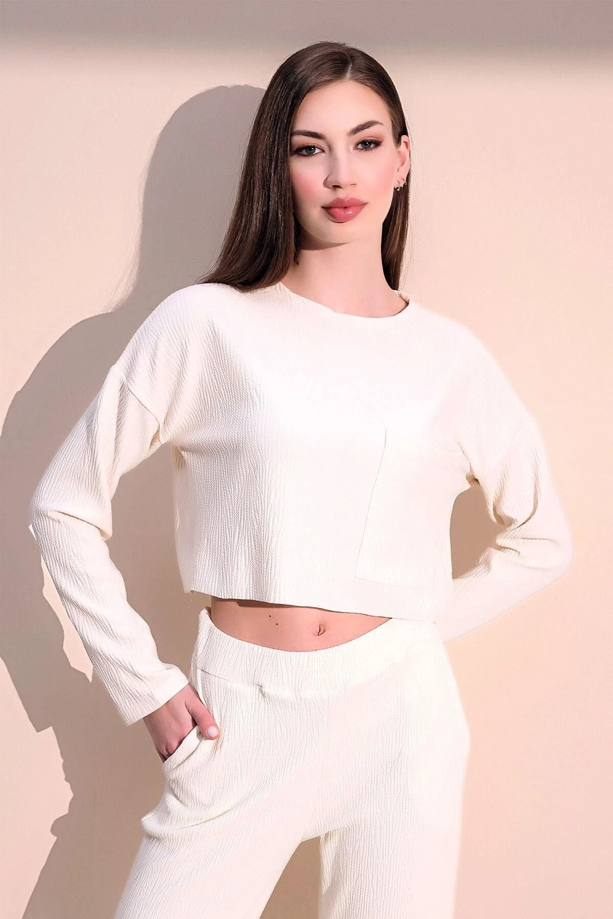 Kadın Ekru Uzun Kol Kendinden Dokulu Cepli Crop Sweatshirt, Salaş Kesim Bluz