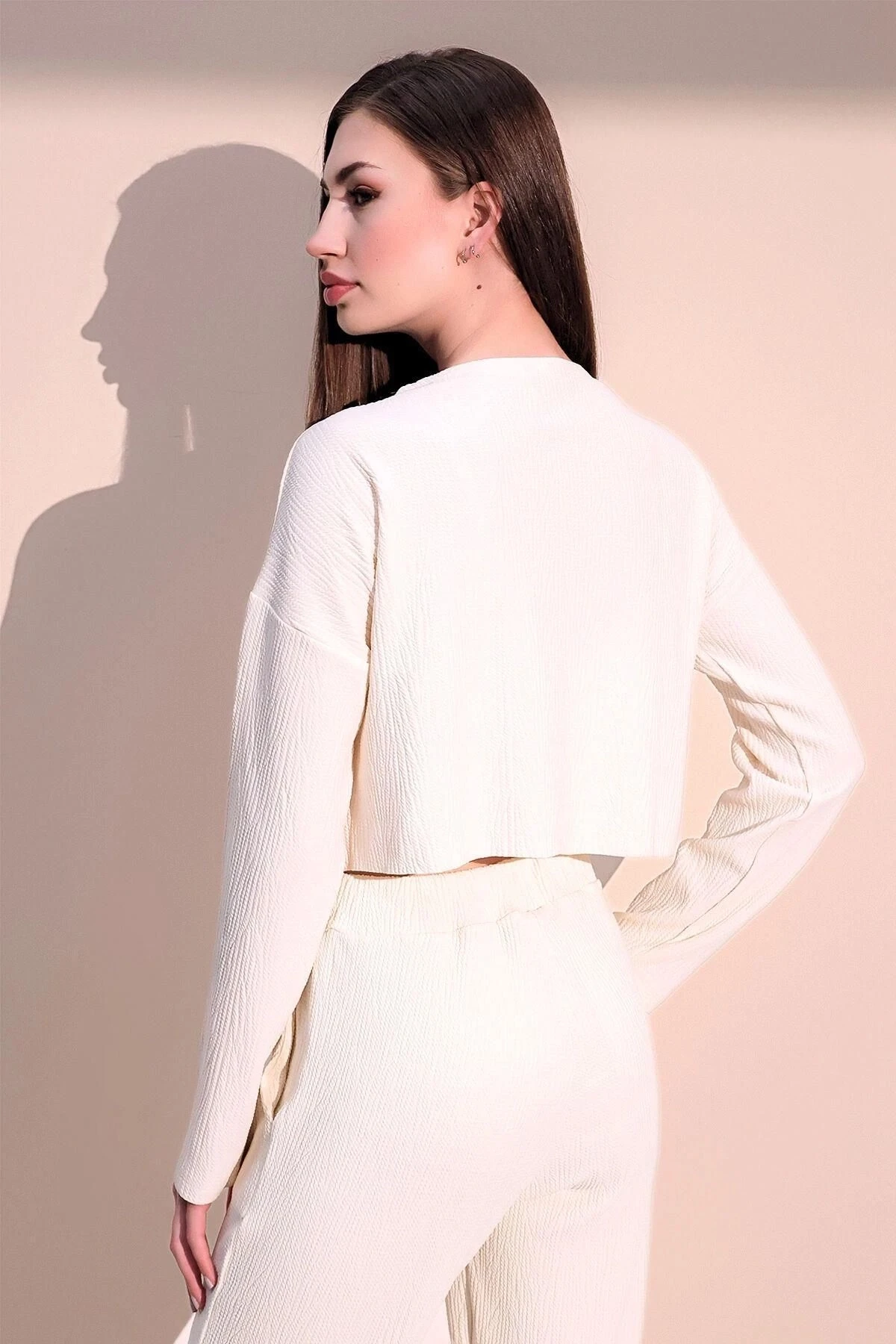 Kadın Ekru Uzun Kol Kendinden Dokulu Cepli Crop Sweatshirt, Salaş Kesim Bluz