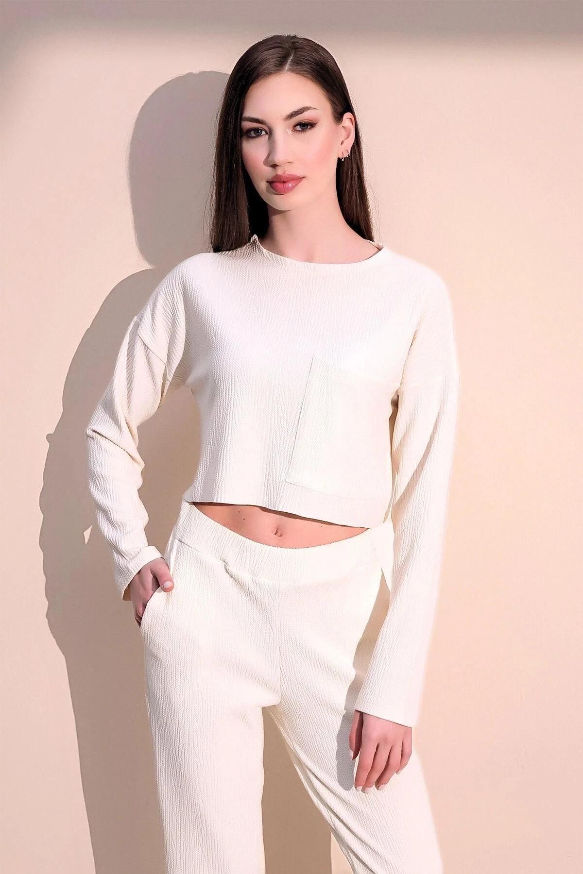 Kadın Ekru Uzun Kol Kendinden Dokulu Cepli Crop Sweatshirt, Salaş Kesim Bluz