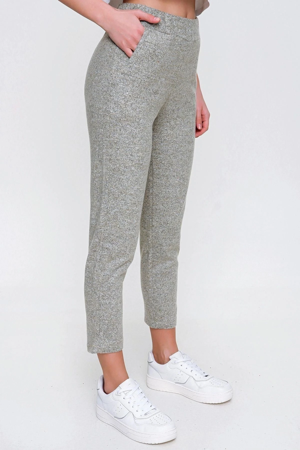 Kadın Gri Beli Lastikli Cepli Yumuşak Dokulu Salaş Eşofman Altı - Düz Kesim ve Giy Çık