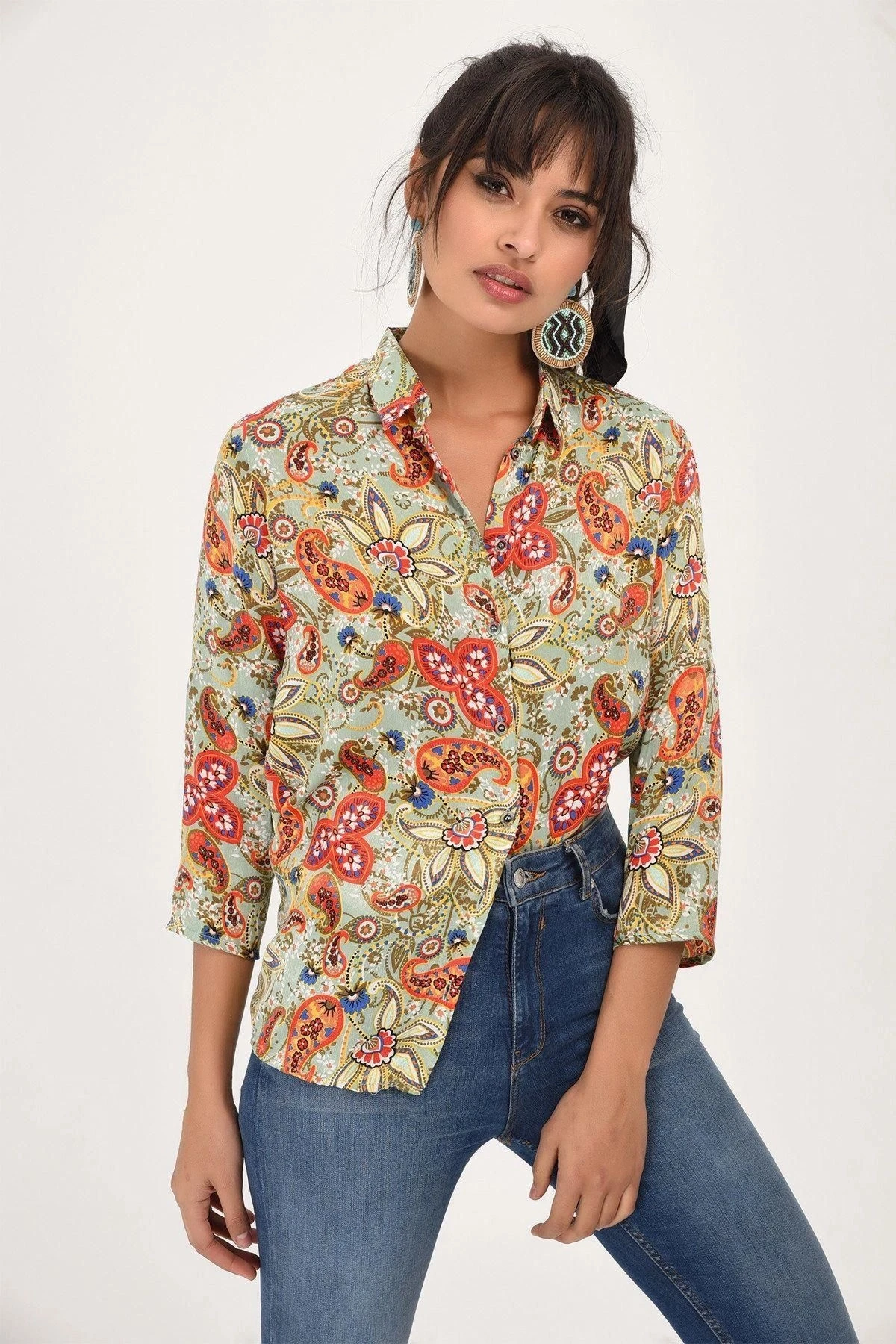 Kadın Haki Klasik Yaka Uzun Kol Çok Renkli Çiçek Desenli Regular Kesim Standart Boy Gömlek