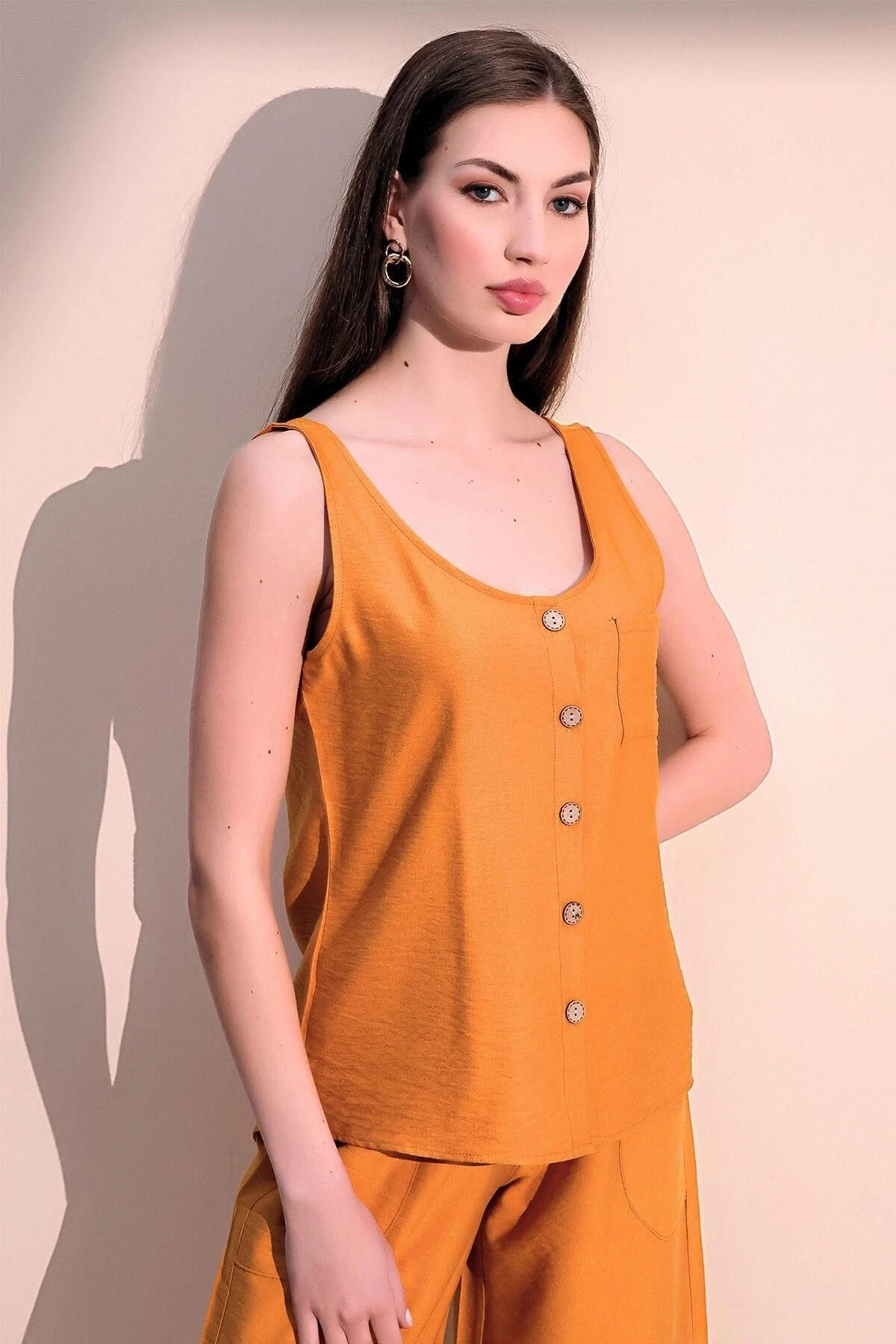 Kadın Hardal Kalın Askılı Keten Bluz, Yuvarlak Yaka ve Düğmeli Kolsuz Gömlek Atlet