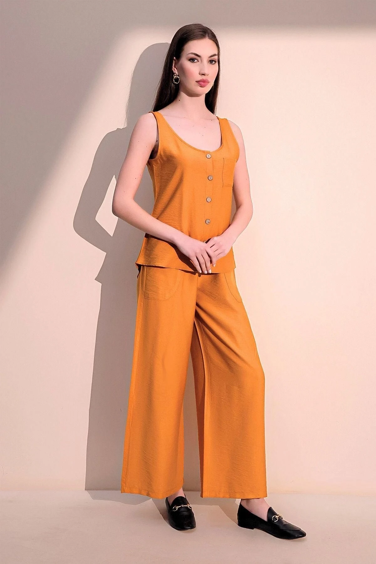 Kadın Hardal Kalın Askılı Keten Bluz, Yuvarlak Yaka ve Düğmeli Kolsuz Gömlek Atlet