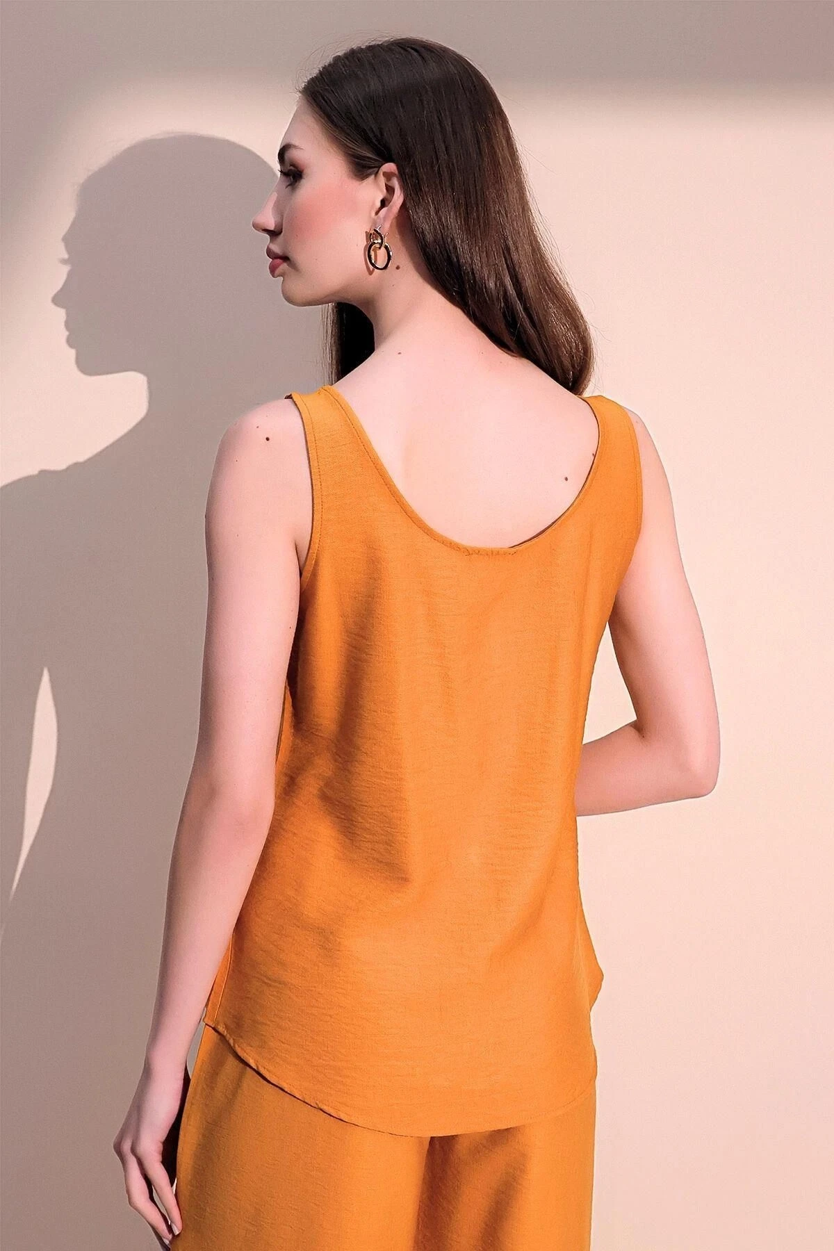 Kadın Hardal Kalın Askılı Keten Bluz, Yuvarlak Yaka ve Düğmeli Kolsuz Gömlek Atlet