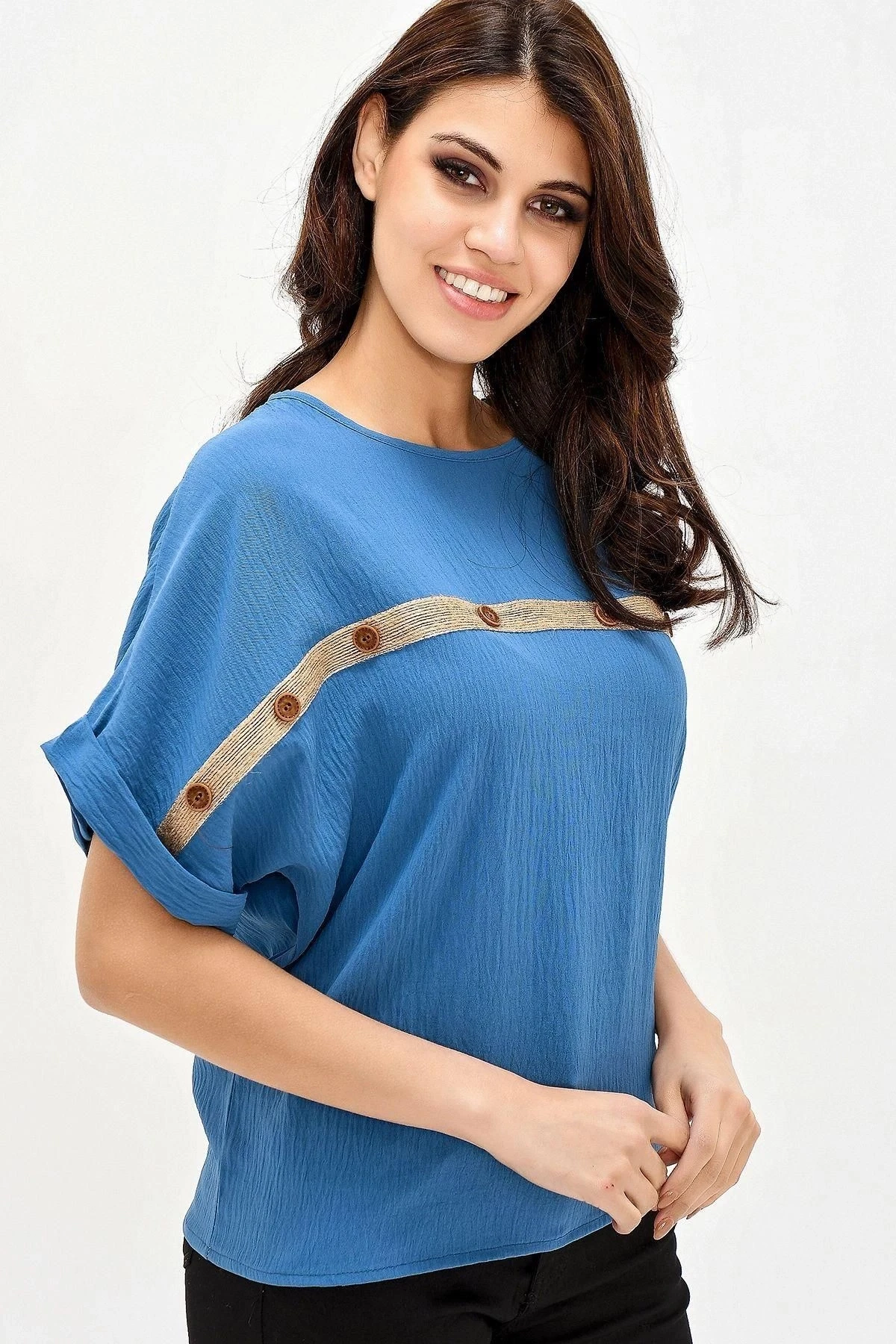 Kadın İndigo Bisiklet Yaka Rahat Hasır Düğme ve Şerit Detaylı Kısa Kollu Salaş Airobin Bluz