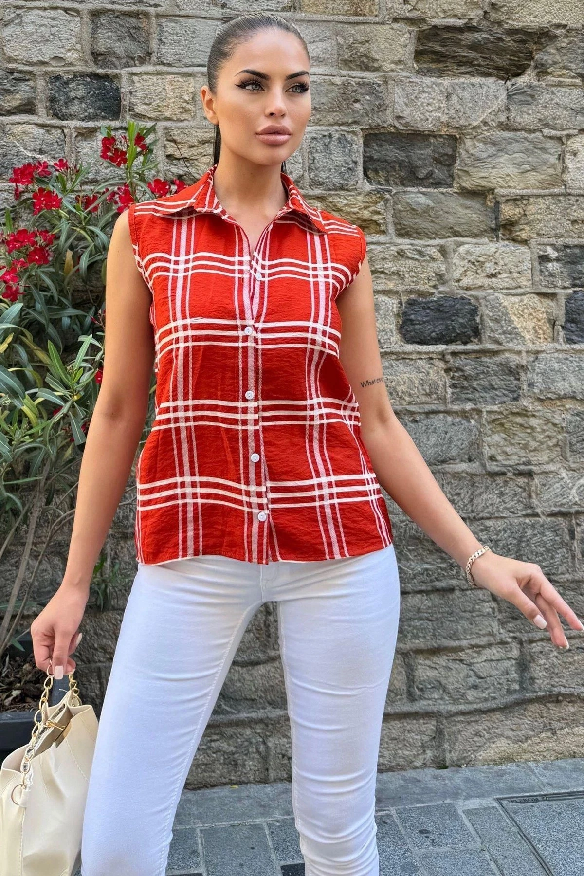 Kadın Kırmızı Ekose Desen, Dokulu Bodrum Kumaş, Kolsuz Rahat Gömlek