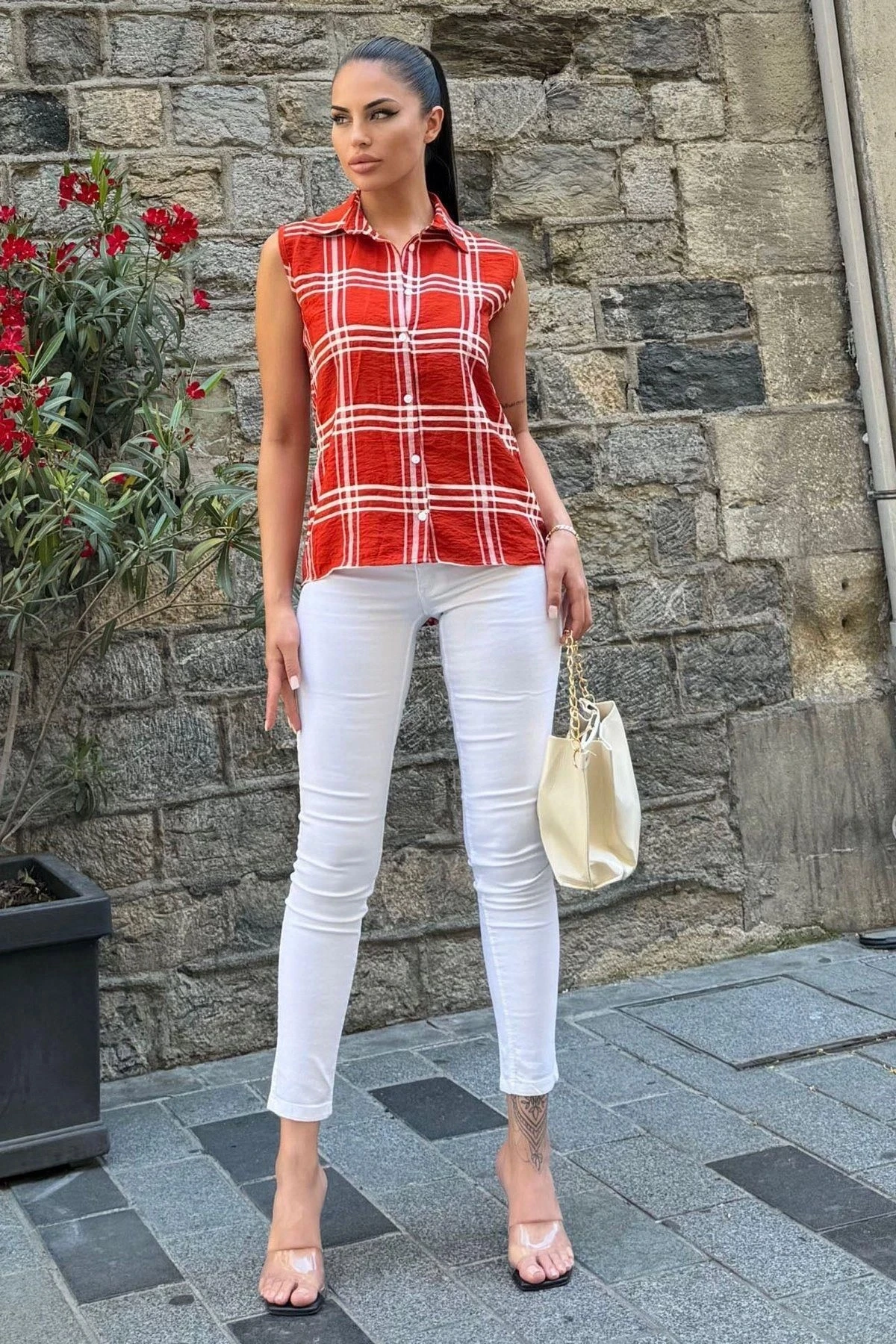 Kadın Kırmızı Ekose Desen, Dokulu Bodrum Kumaş, Kolsuz Rahat Gömlek