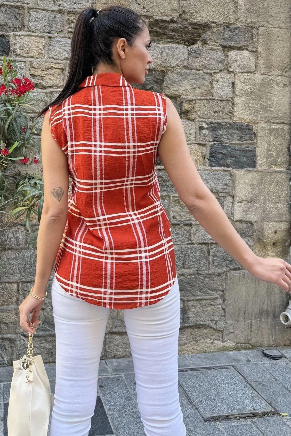 Kadın Kırmızı Ekose Desen, Dokulu Bodrum Kumaş, Kolsuz Rahat Gömlek