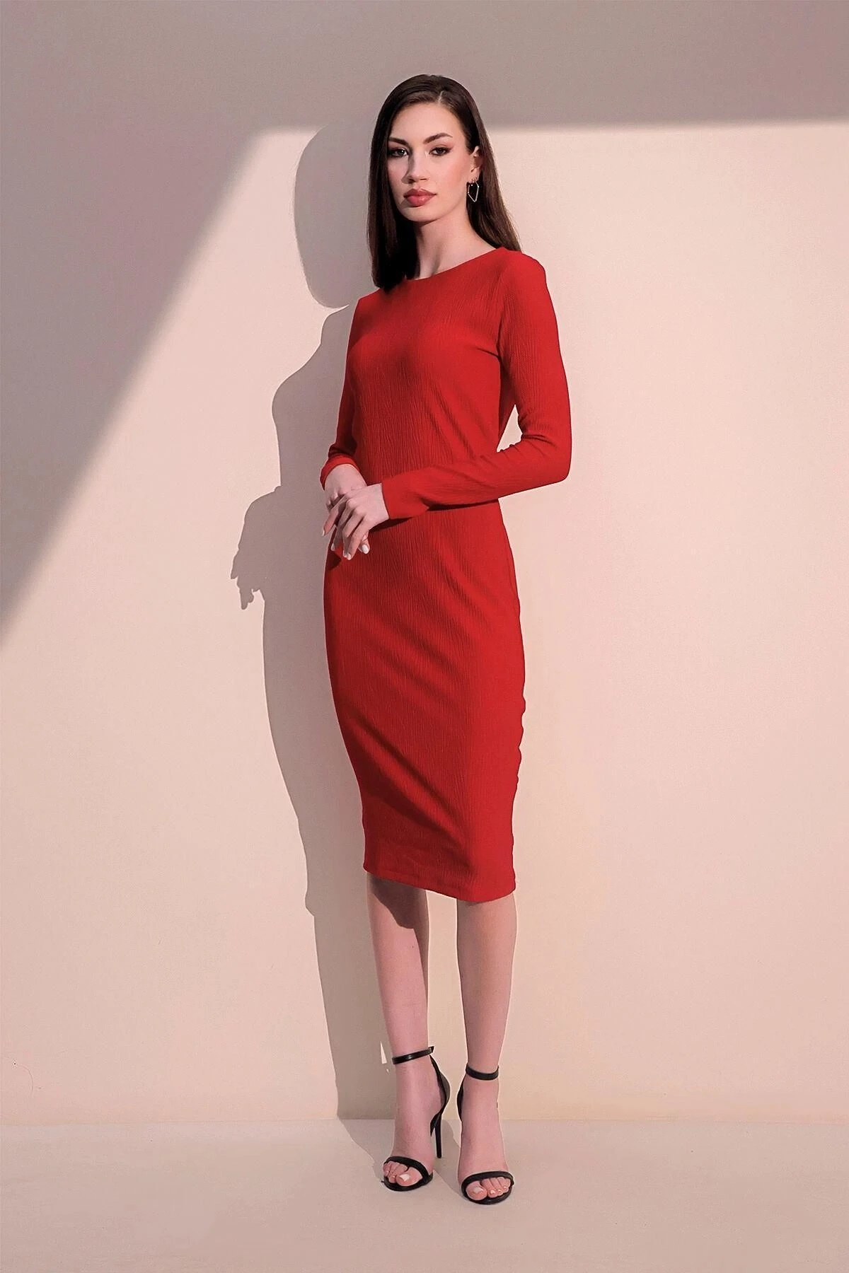 Kadın Kırmızı Uzun Kol Kaliteli Kendinden Dokulu Kumaş Arkası Büzgülü Diz Altı Elbise