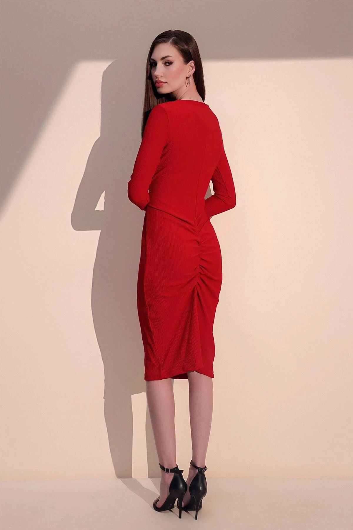 Kadın Kırmızı Uzun Kol Kaliteli Kendinden Dokulu Kumaş Arkası Büzgülü Diz Altı Elbise