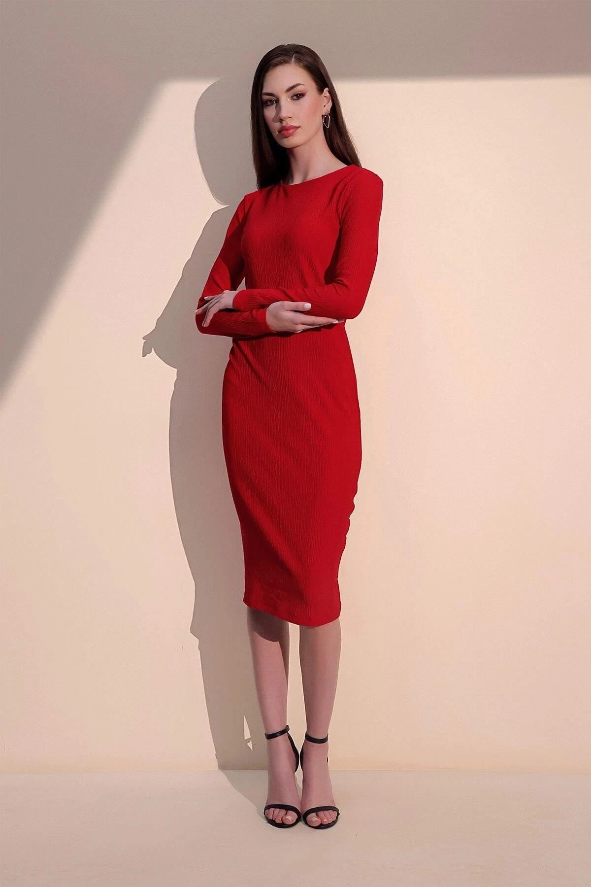 Kadın Kırmızı Uzun Kol Kaliteli Kendinden Dokulu Kumaş Arkası Büzgülü Diz Altı Elbise