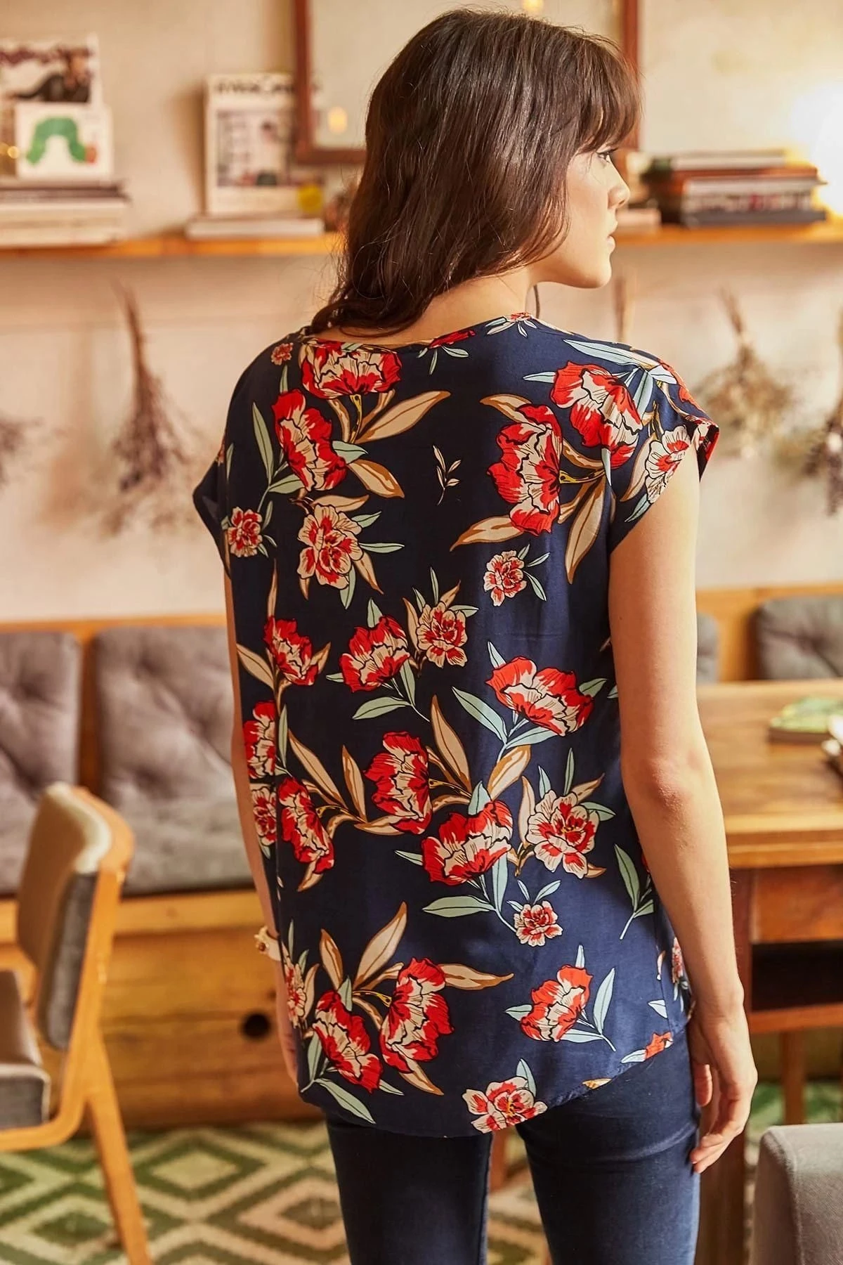 Kadın Lacivert Çiçek Desenli, Yarım Kol, Oversize Kesim Bluz (Standart Boy)