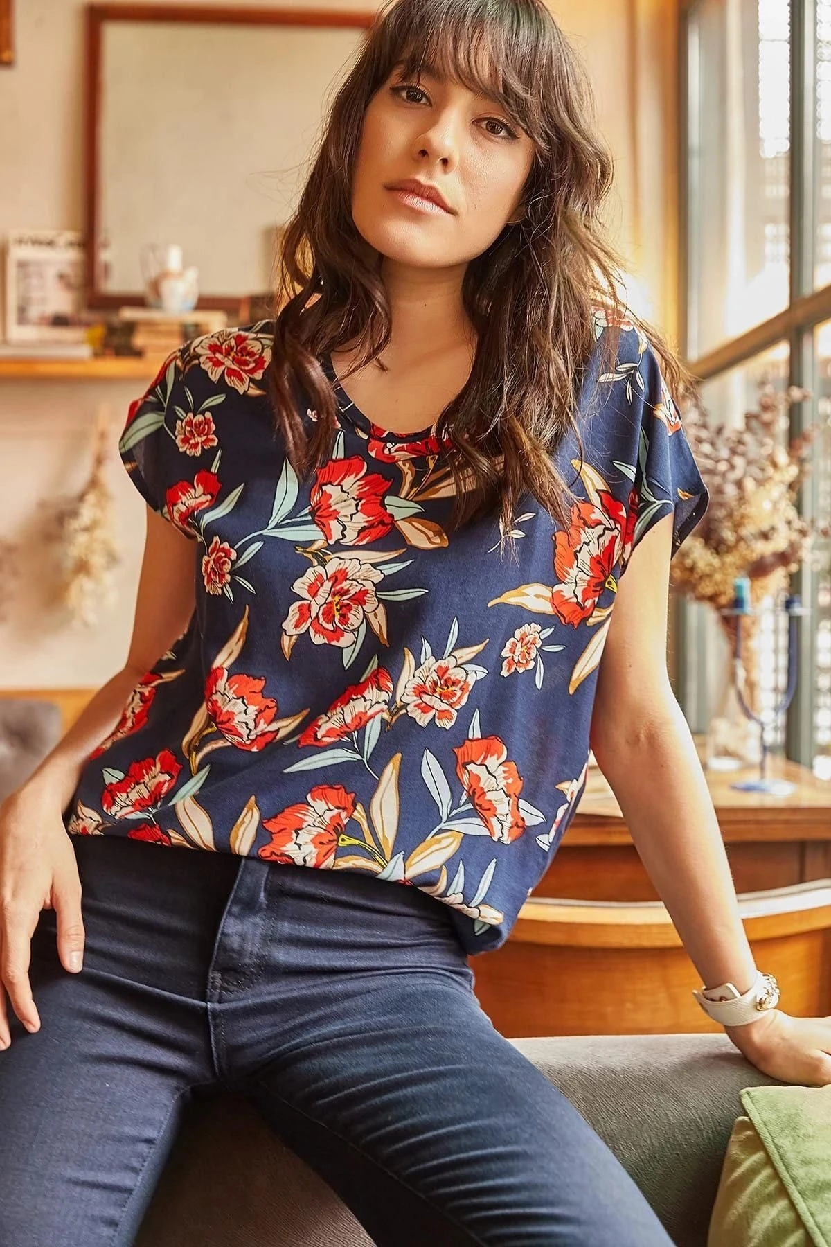 Kadın Lacivert Çiçek Desenli, Yarım Kol, Oversize Kesim Bluz (Standart Boy)