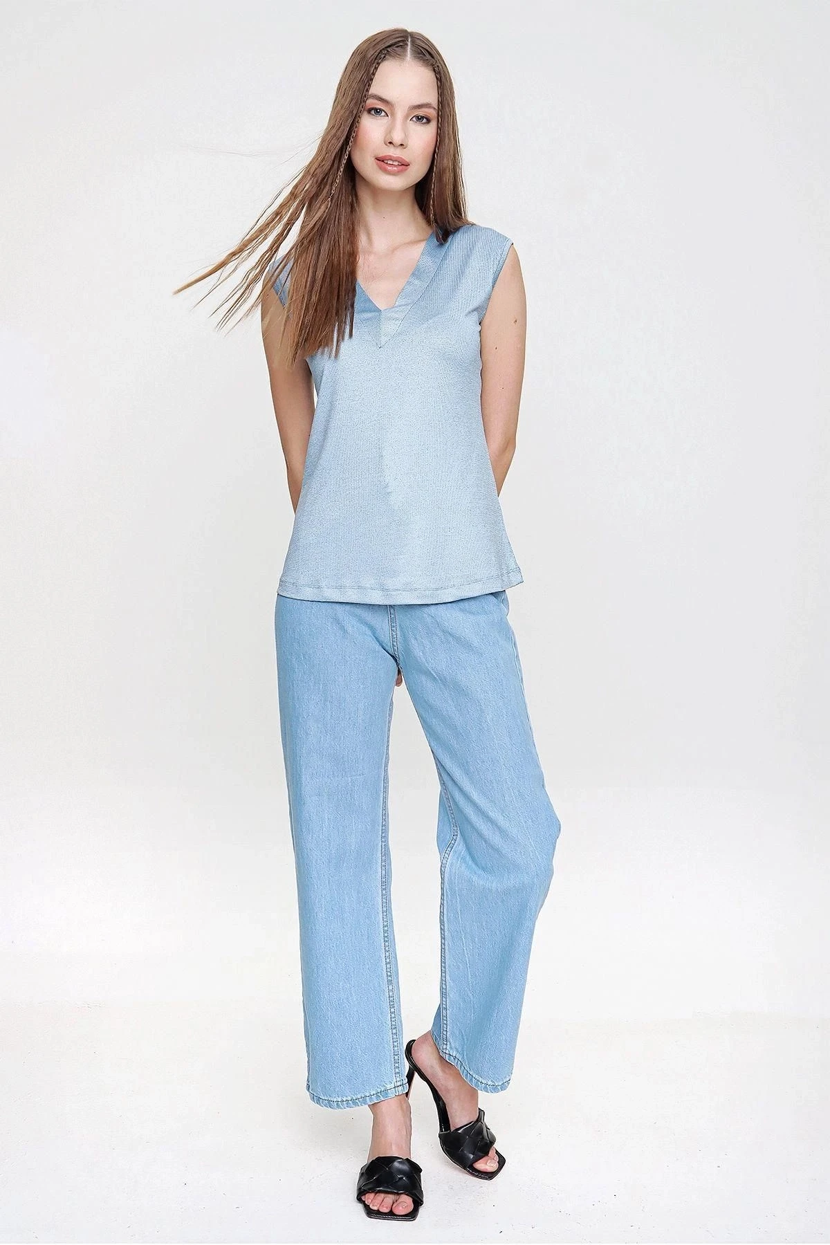 Kadın Mavi Yumuşak Dokulu Sıfır Kol V Yaka Bluz - Düz Kesim ve Giy Çık