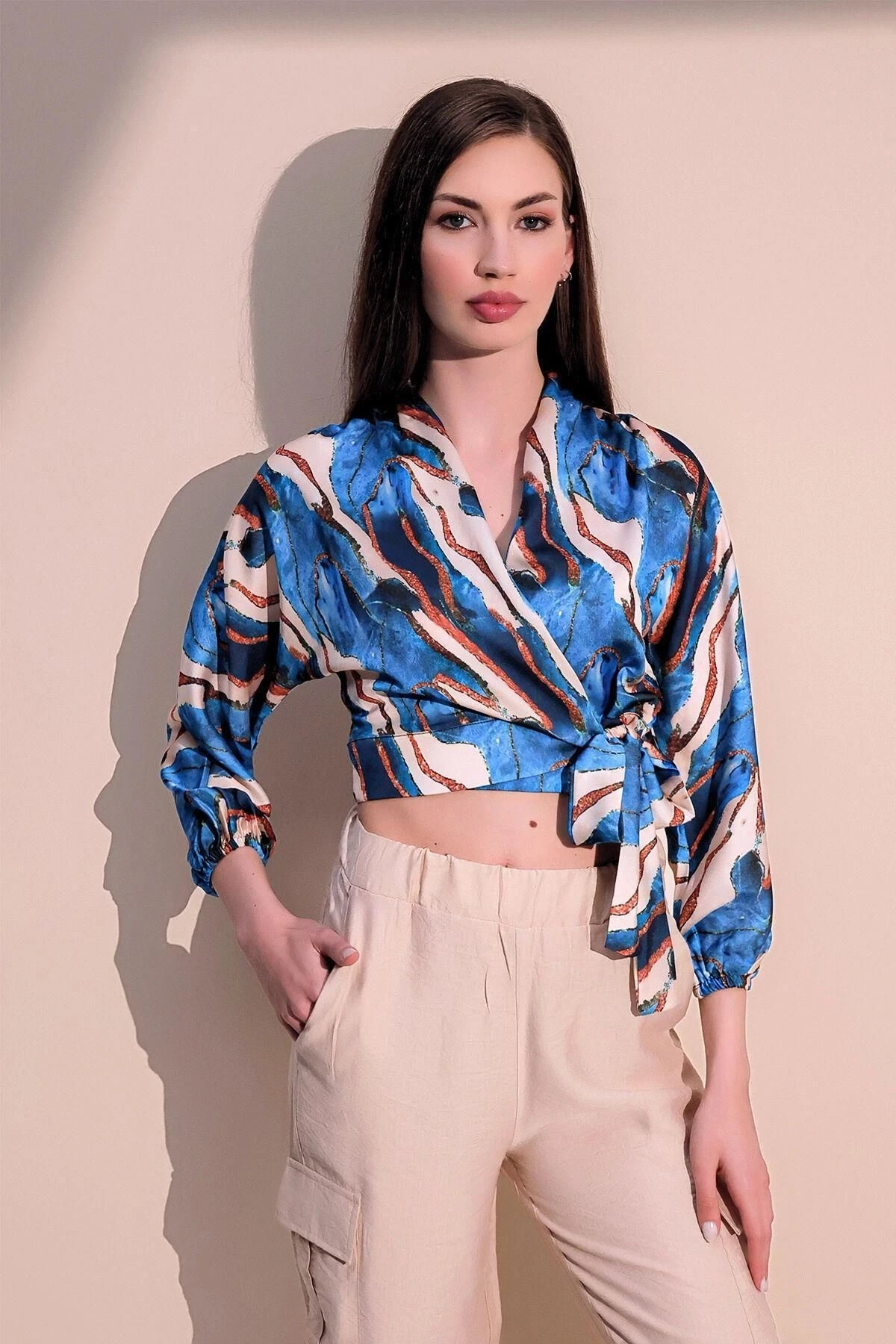 Kadın Saks Tasarım Stil Bağcıklı Saten Eteği bağlamalı Kruvaze Yaka Bluz