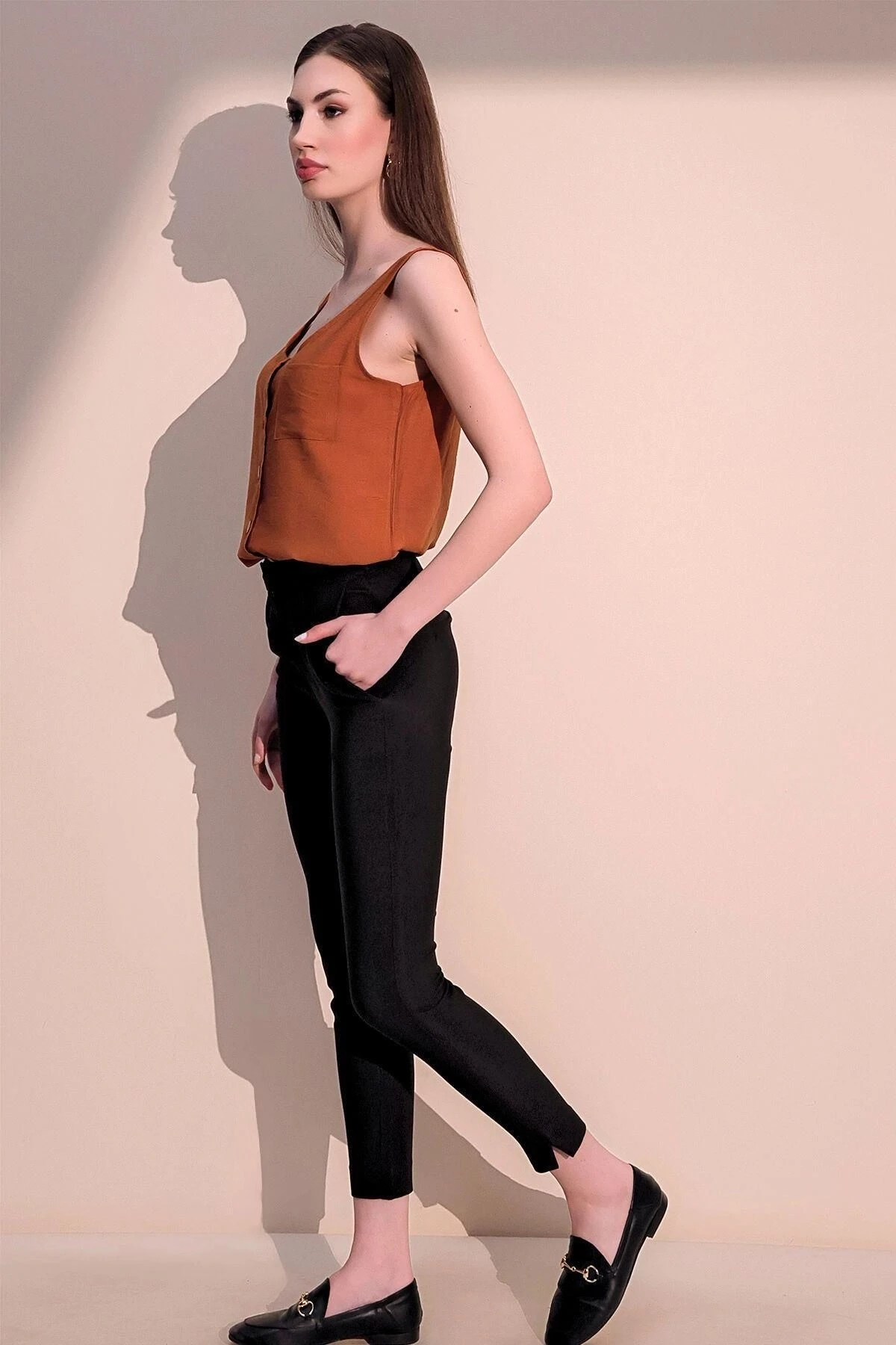 Kadın Siyah Beli Lastikli Şerit Detaylı Arka Ve Yan Cepli Kalem Pantolon