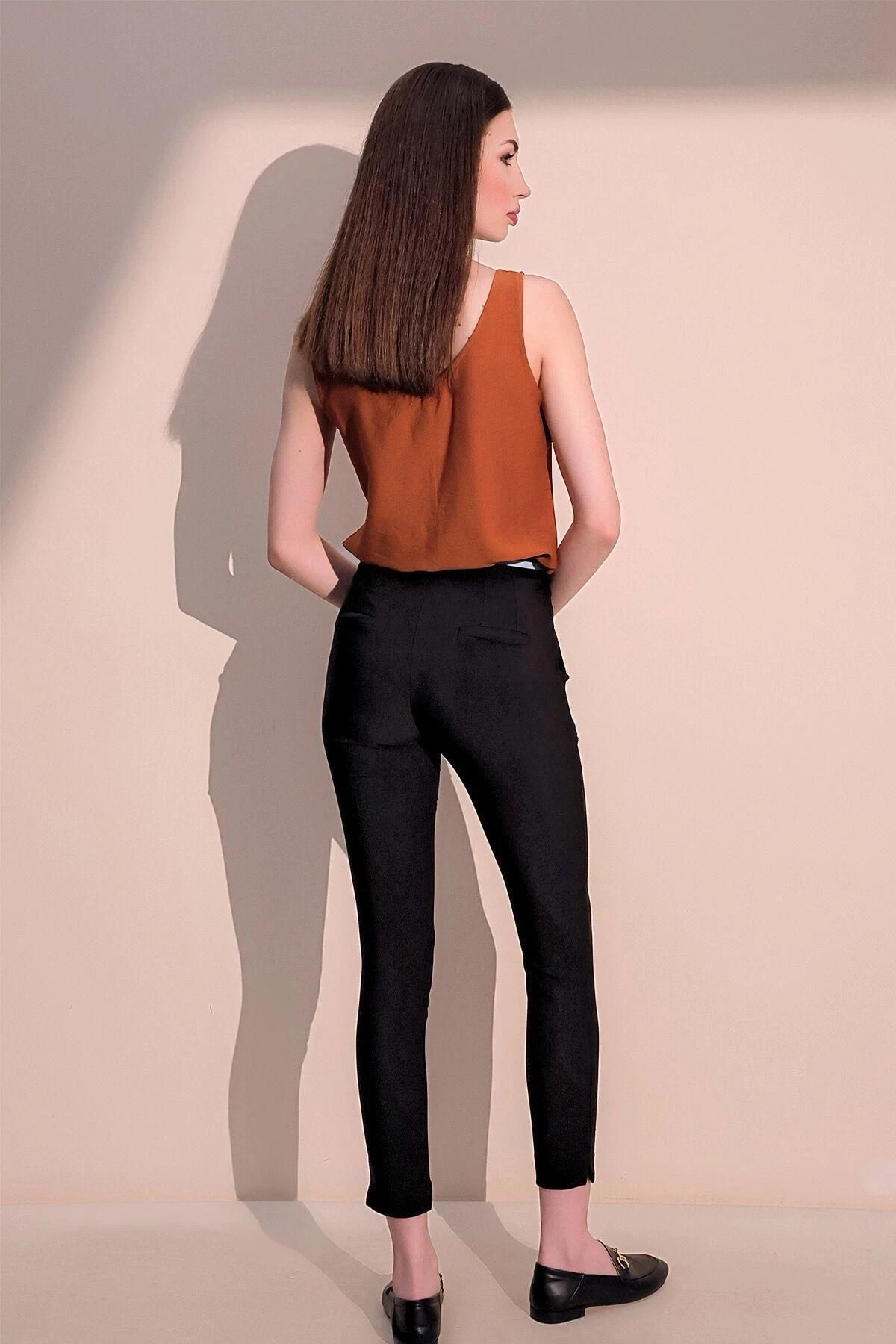 Kadın Siyah Beli Lastikli Şerit Detaylı Arka Ve Yan Cepli Kalem Pantolon