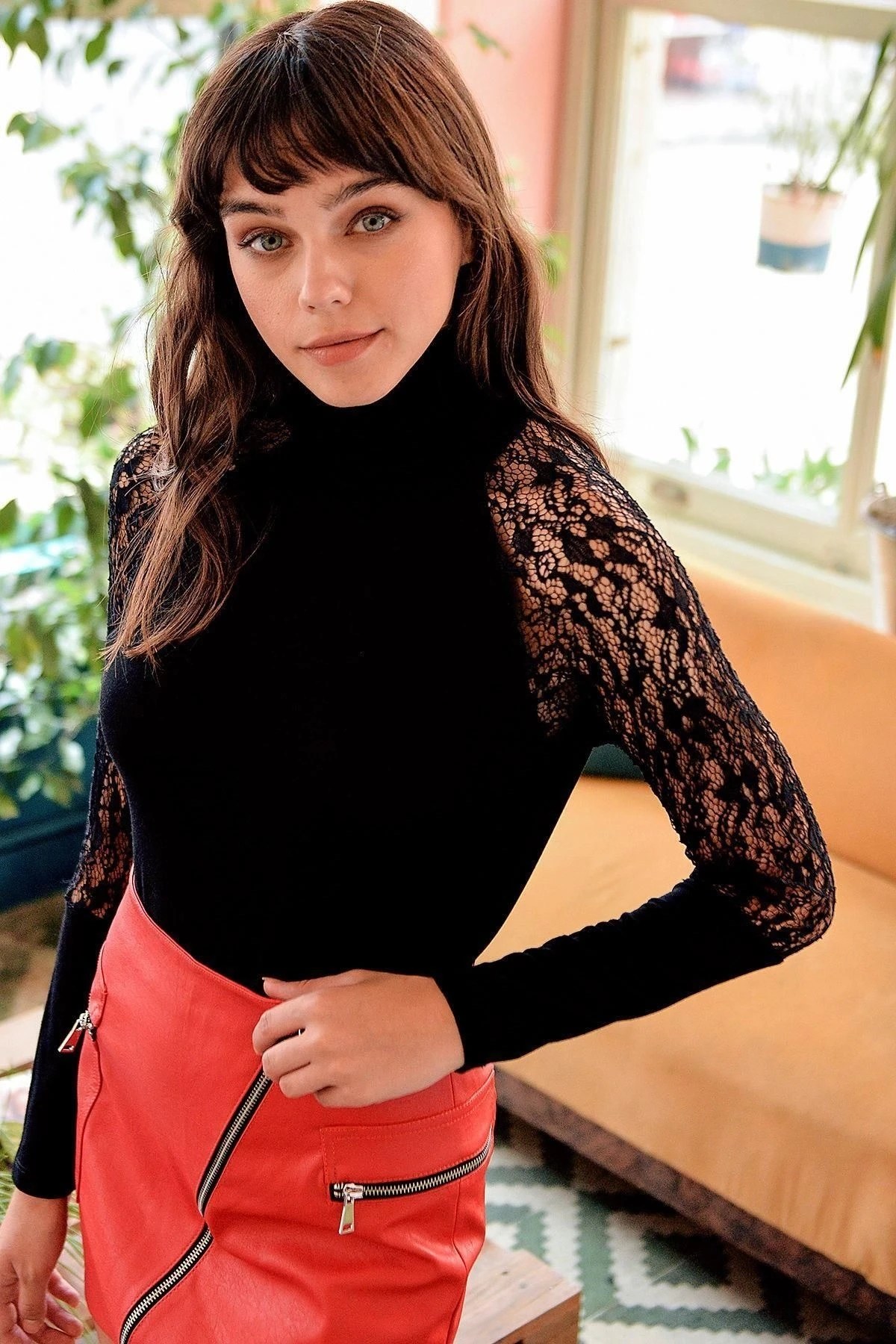 Kadın Siyah Dantel Detaylı Yumuşak Dokulu Uzun Kol Bluz, Düz Kesim