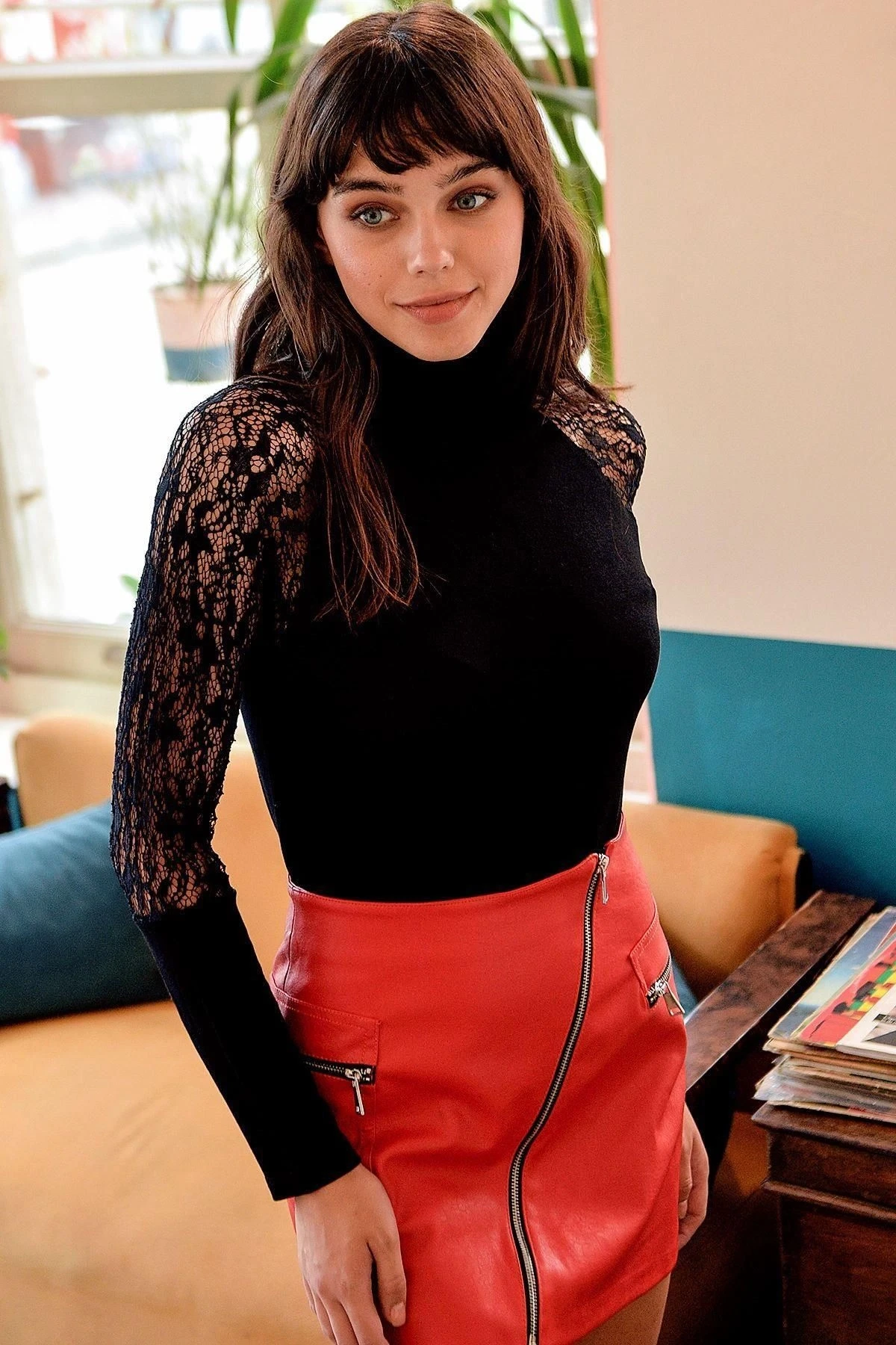 Kadın Siyah Dantel Detaylı Yumuşak Dokulu Uzun Kol Bluz, Düz Kesim