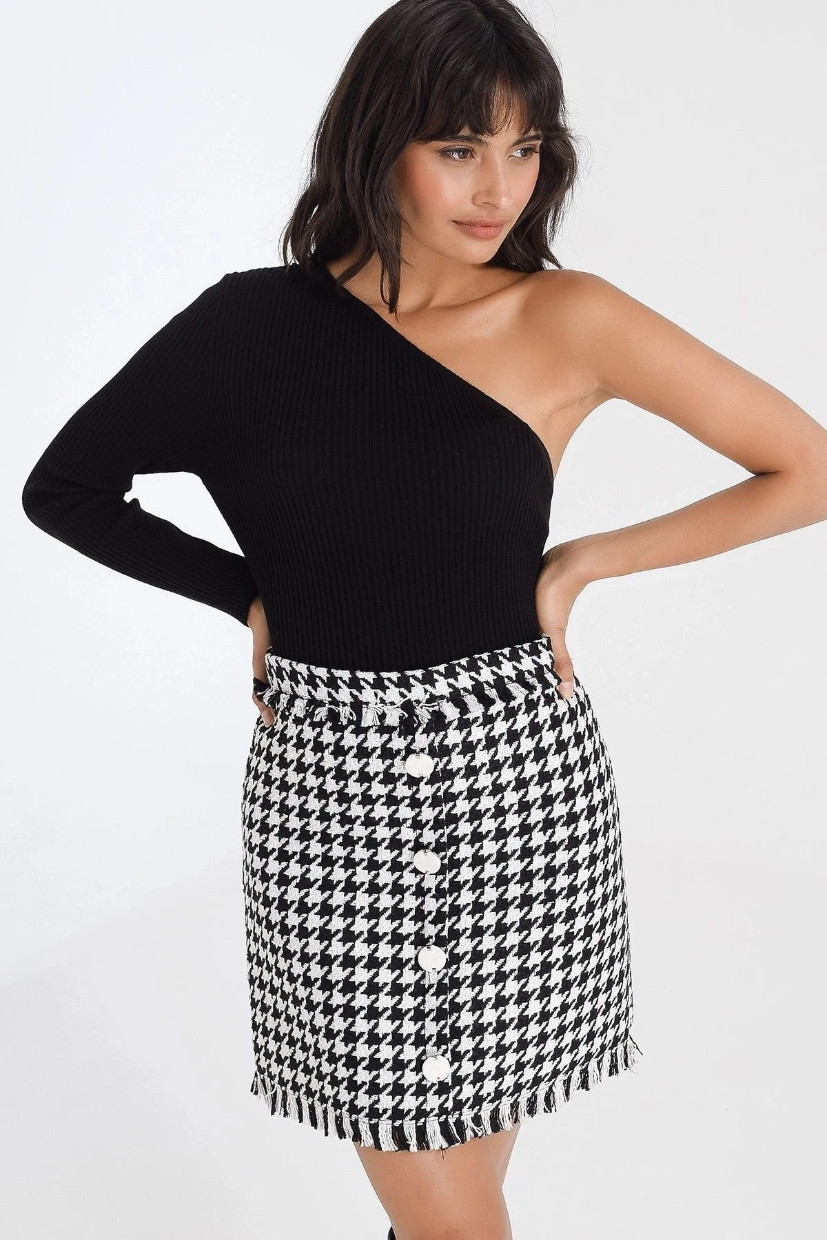 Kadın Siyah Düğme Detaylı Kazayağı Desenli Mini Kısa Triko Body
