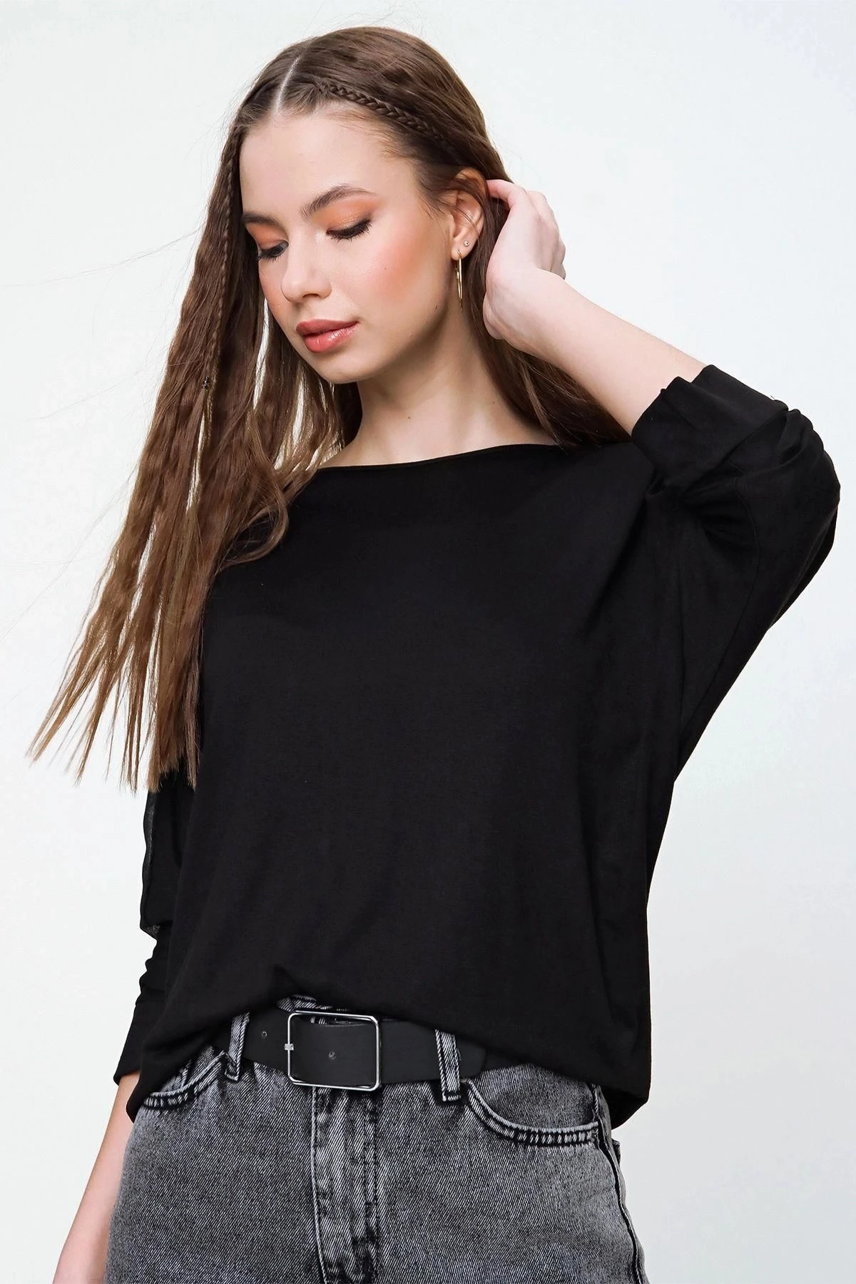 Kadın Siyah Garnili Tül Dantel Detaylı Uzun Kol Bluz (DÜZ KESİM, STANDART BOY)