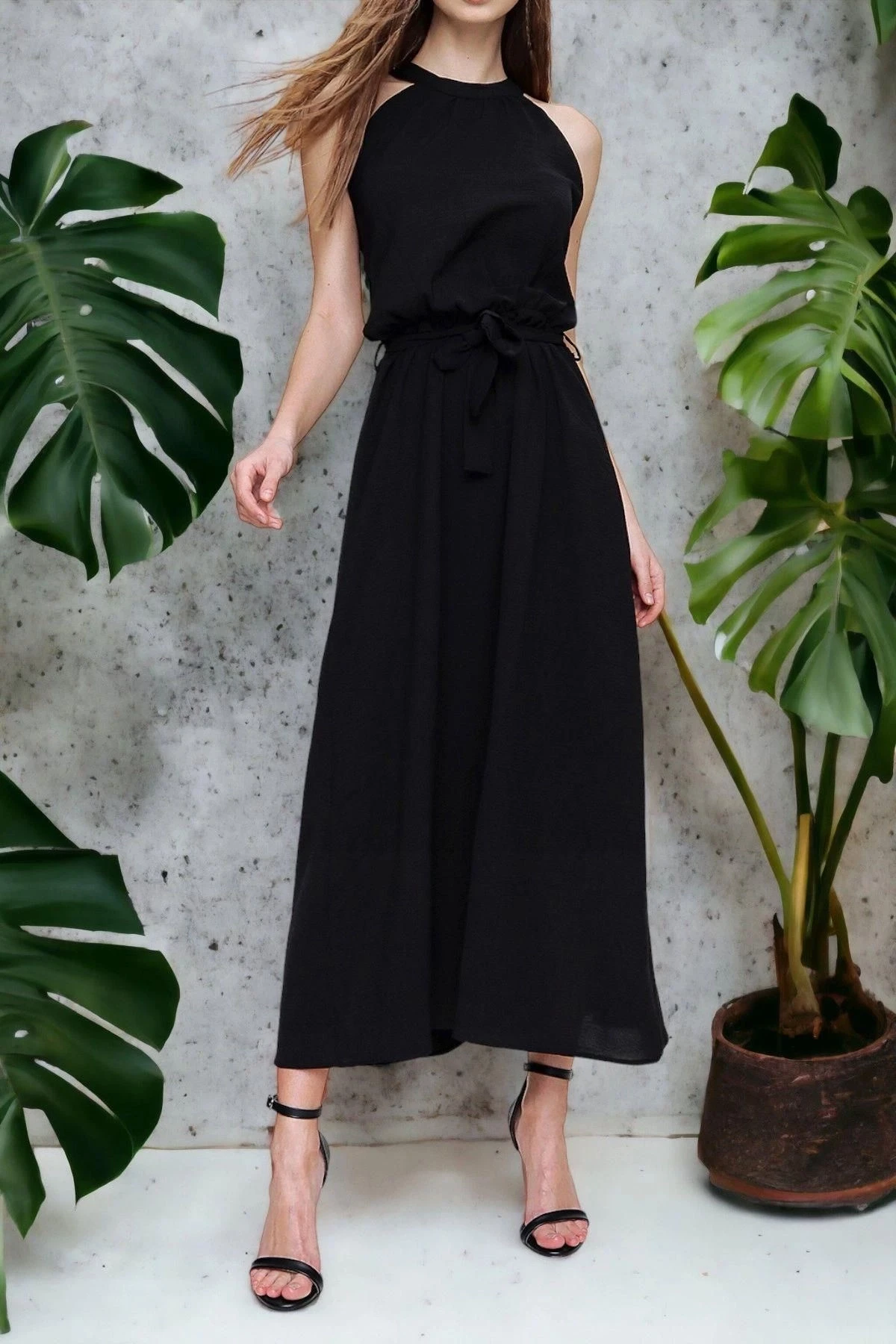 Kadın Siyah Halter Yaka Sıfır Kol Kemer Detaylı Regular Kesim Maksi Boy Uzun Rahat Ve Günlük Elbise