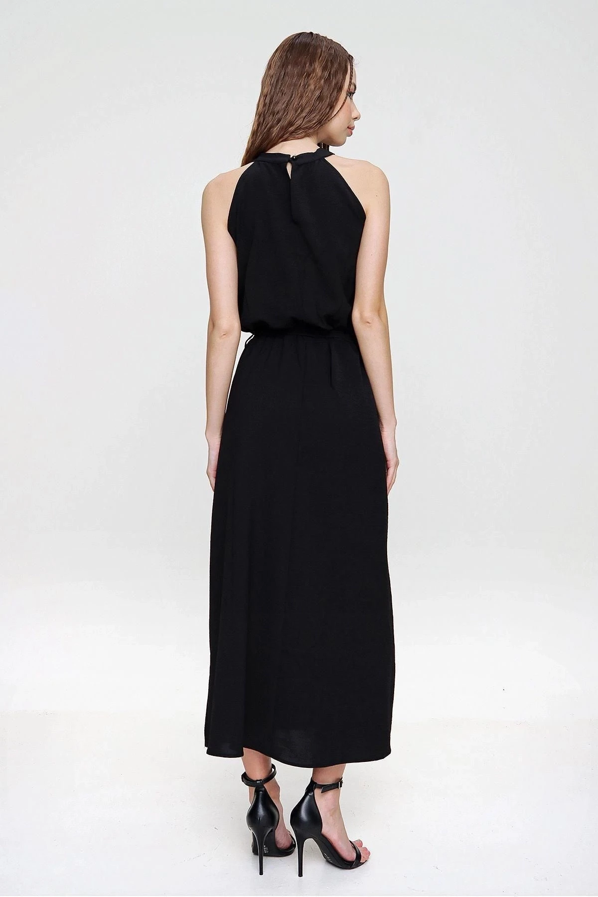 Kadın Siyah Halter Yaka Sıfır Kol Kemer Detaylı Regular Kesim Maksi Boy Uzun Rahat Ve Günlük Elbise