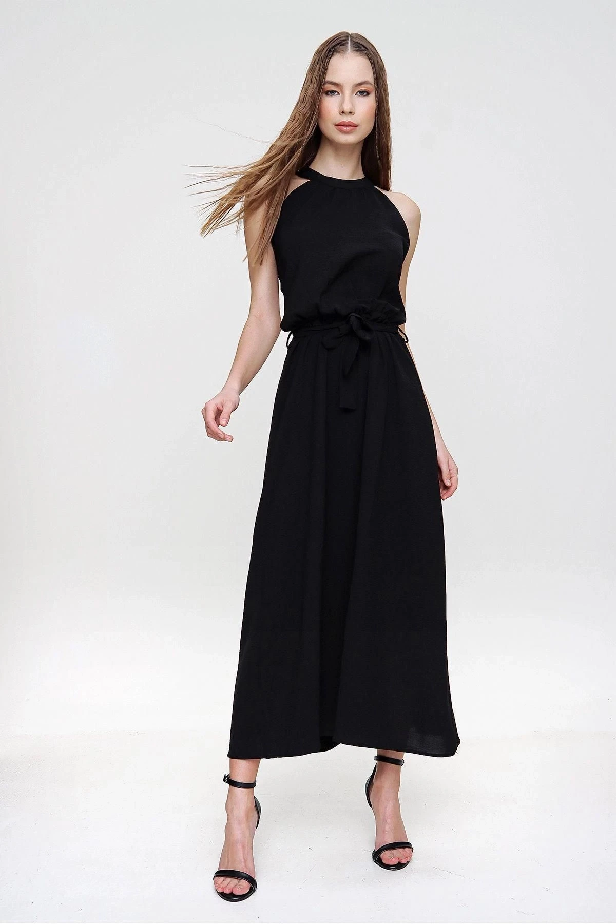 Kadın Siyah Halter Yaka Sıfır Kol Kemer Detaylı Regular Kesim Maksi Boy Uzun Rahat Ve Günlük Elbise