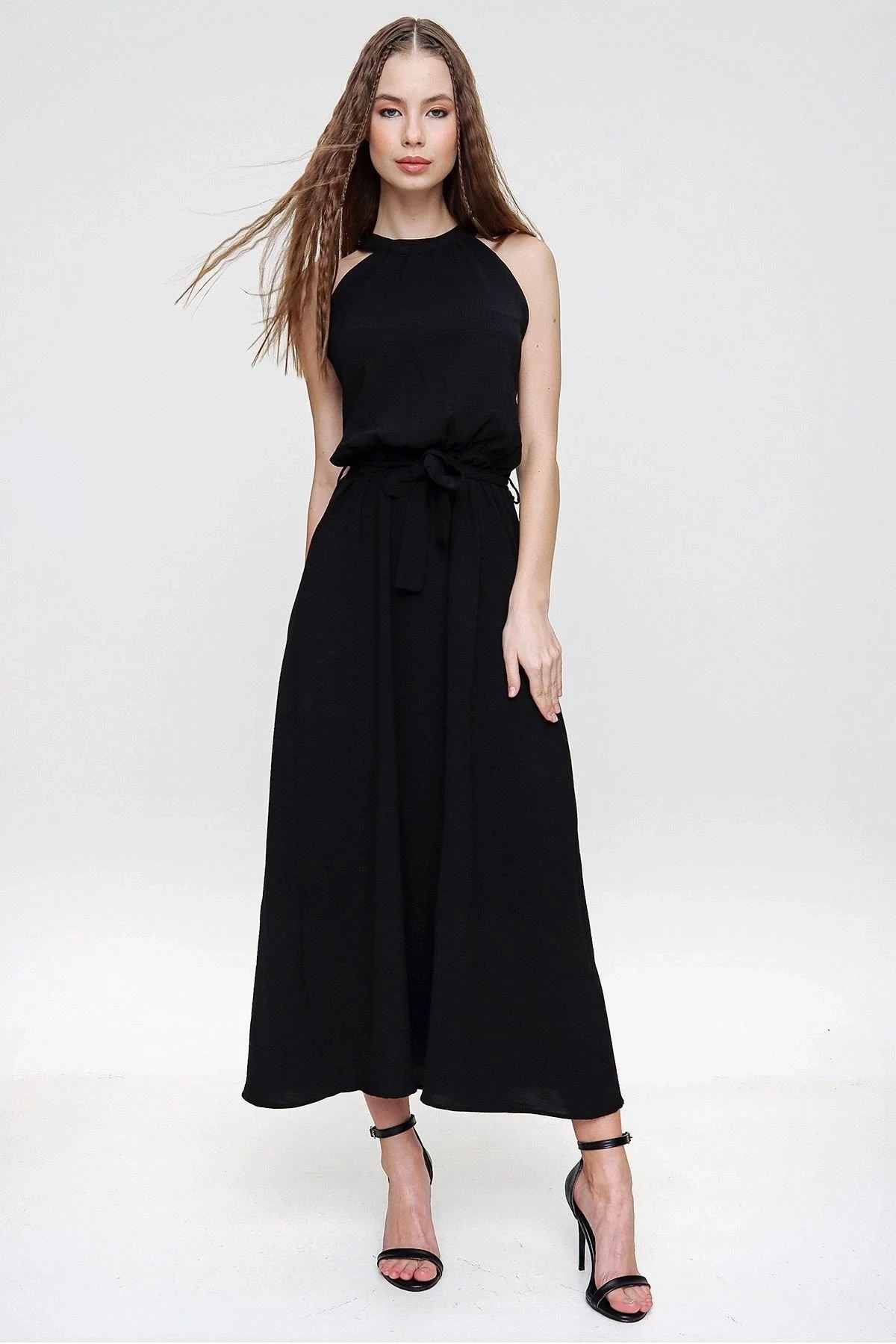 Kadın Siyah Halter Yaka Sıfır Kol Kemer Detaylı Regular Kesim Maksi Boy Uzun Rahat Ve Günlük Elbise