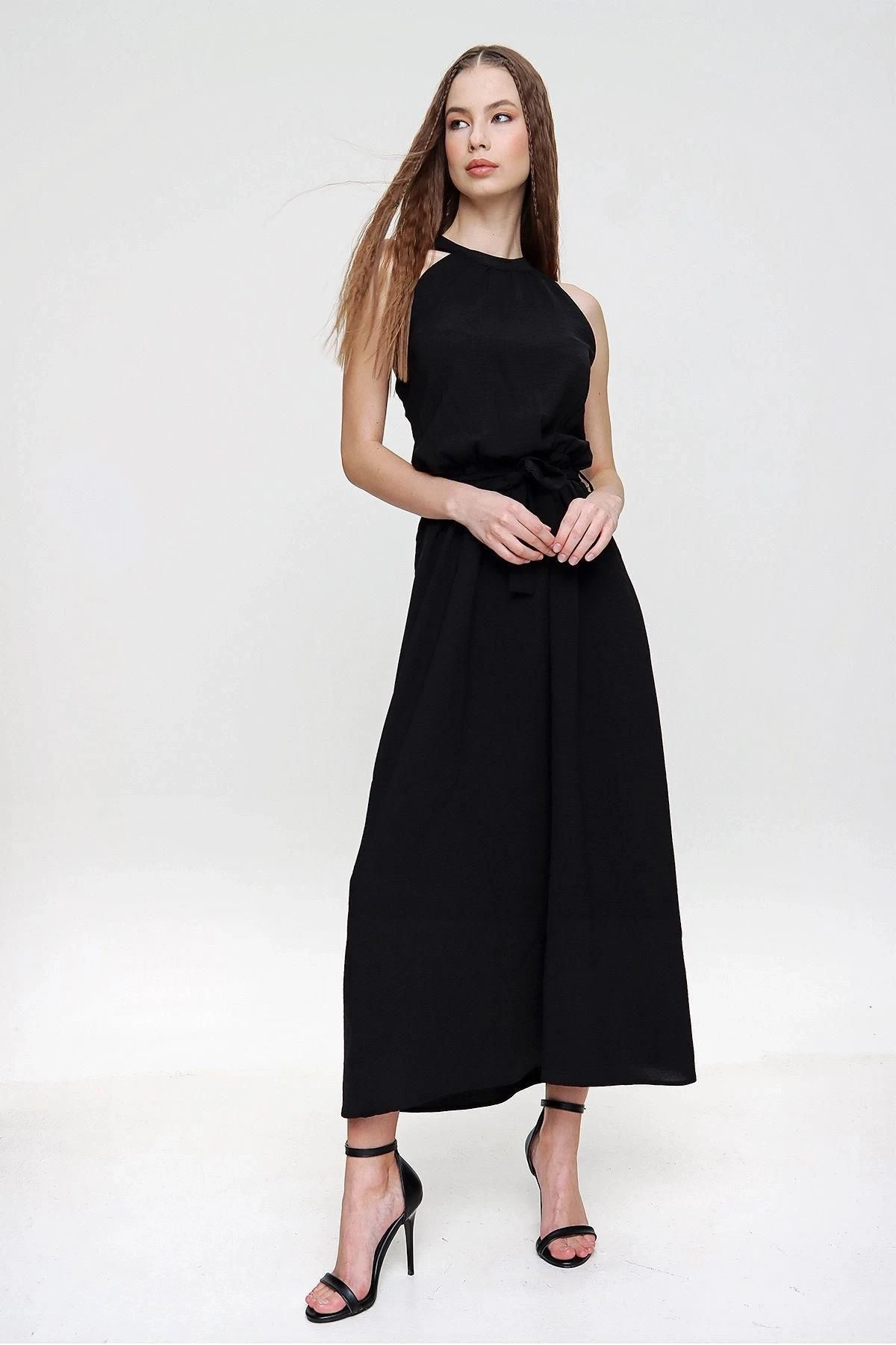 Kadın Siyah Halter Yaka Sıfır Kol Kemer Detaylı Regular Kesim Maksi Boy Uzun Rahat Ve Günlük Elbise