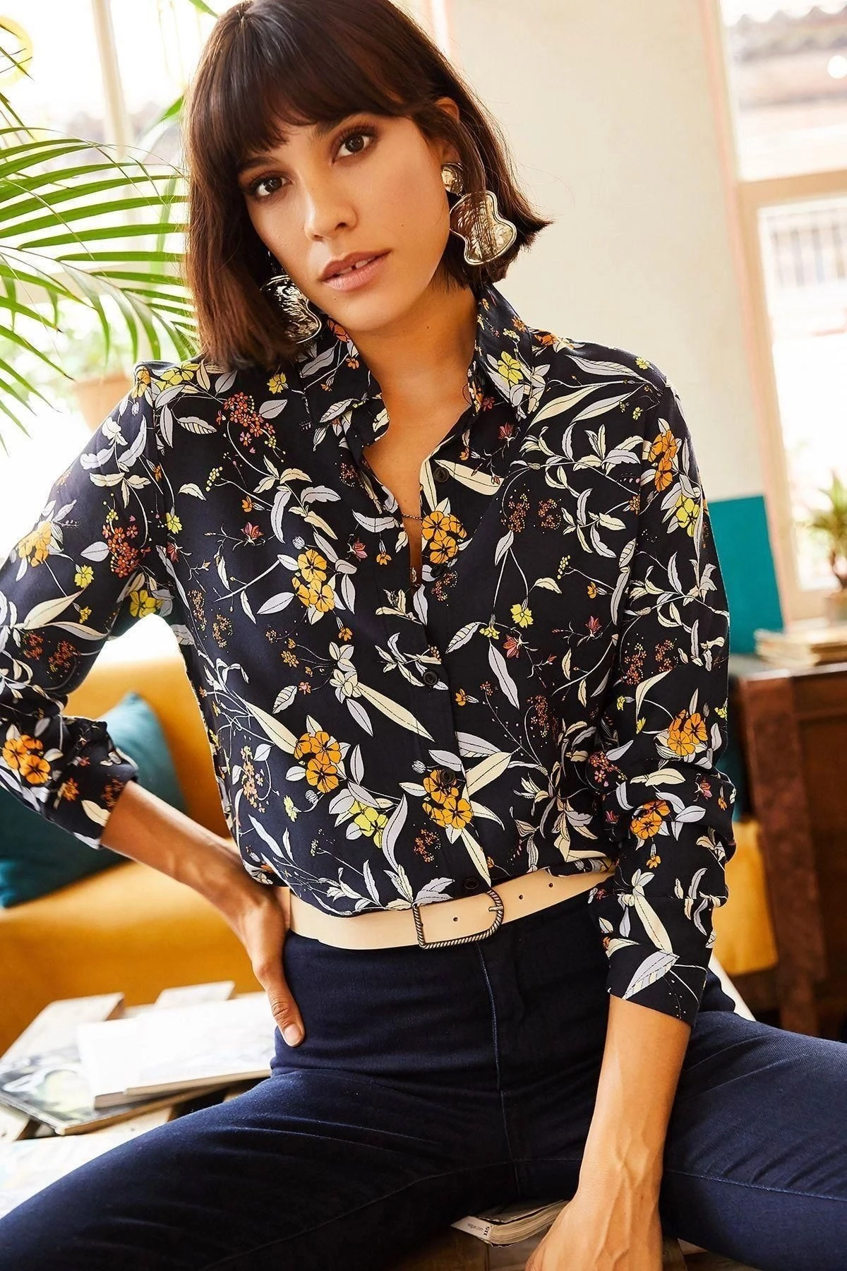 Kadın Siyah Klasik Yaka Çiçek Desenli Uzun Kol Gömlek, Regular Kesim, Standart Boy