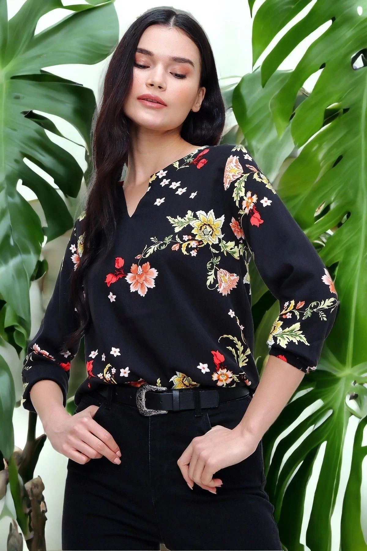 Kadın Siyah Truvakar Kol Çiçek Desenli Regular Kesim Standart Boy Bluz