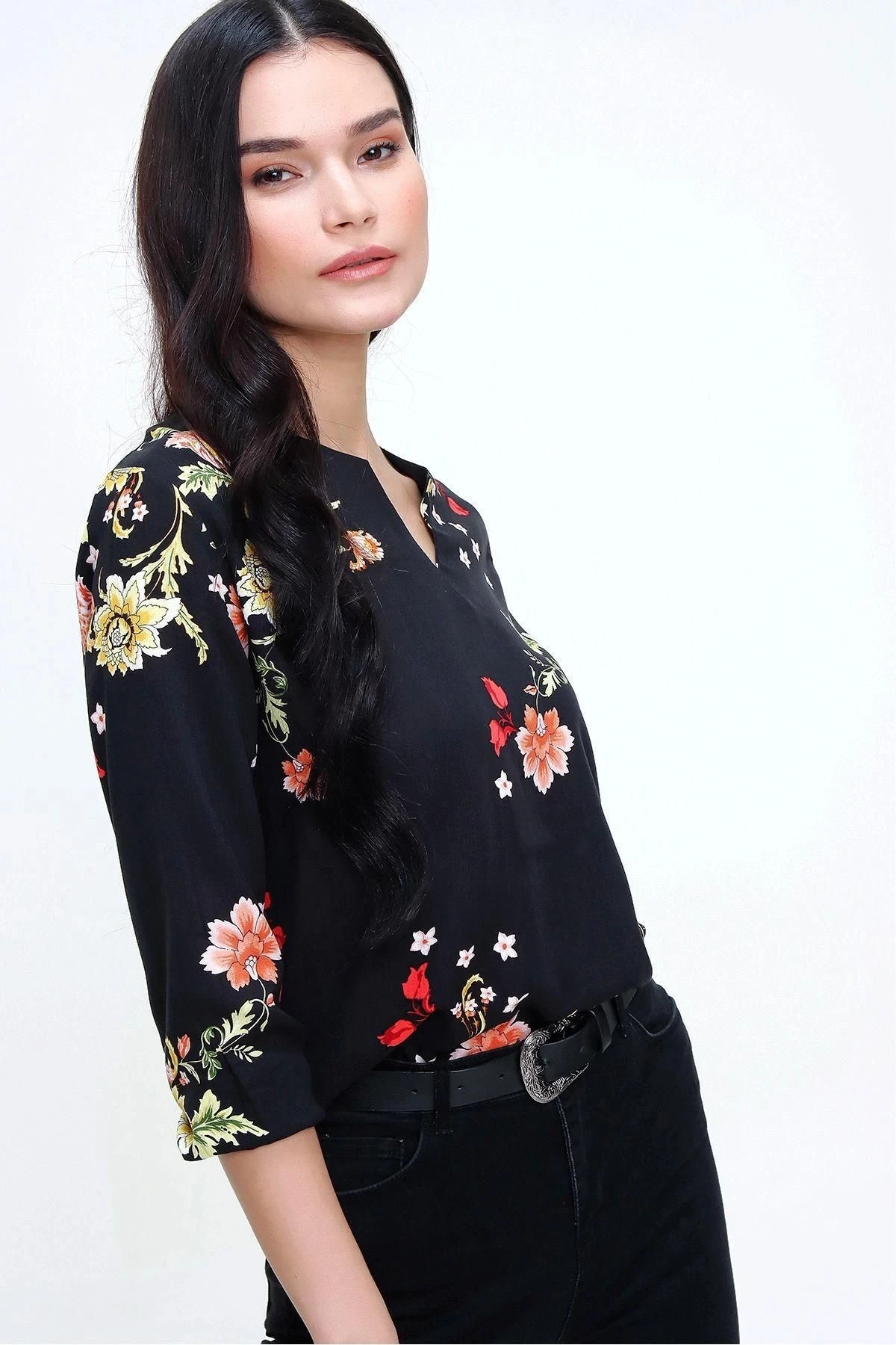 Kadın Siyah Truvakar Kol Çiçek Desenli Regular Kesim Standart Boy Bluz