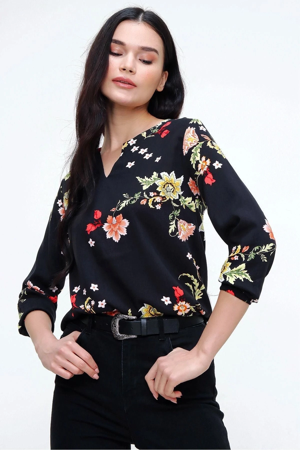 Kadın Siyah Truvakar Kol Çiçek Desenli Regular Kesim Standart Boy Bluz
