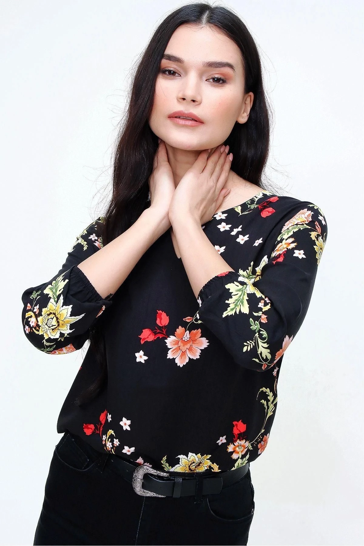Kadın Siyah Truvakar Kol Çiçek Desenli Regular Kesim Standart Boy Bluz