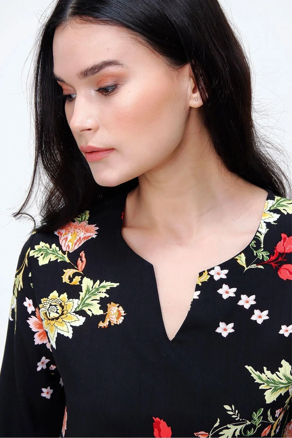 Kadın Siyah Truvakar Kol Çiçek Desenli Regular Kesim Standart Boy Bluz